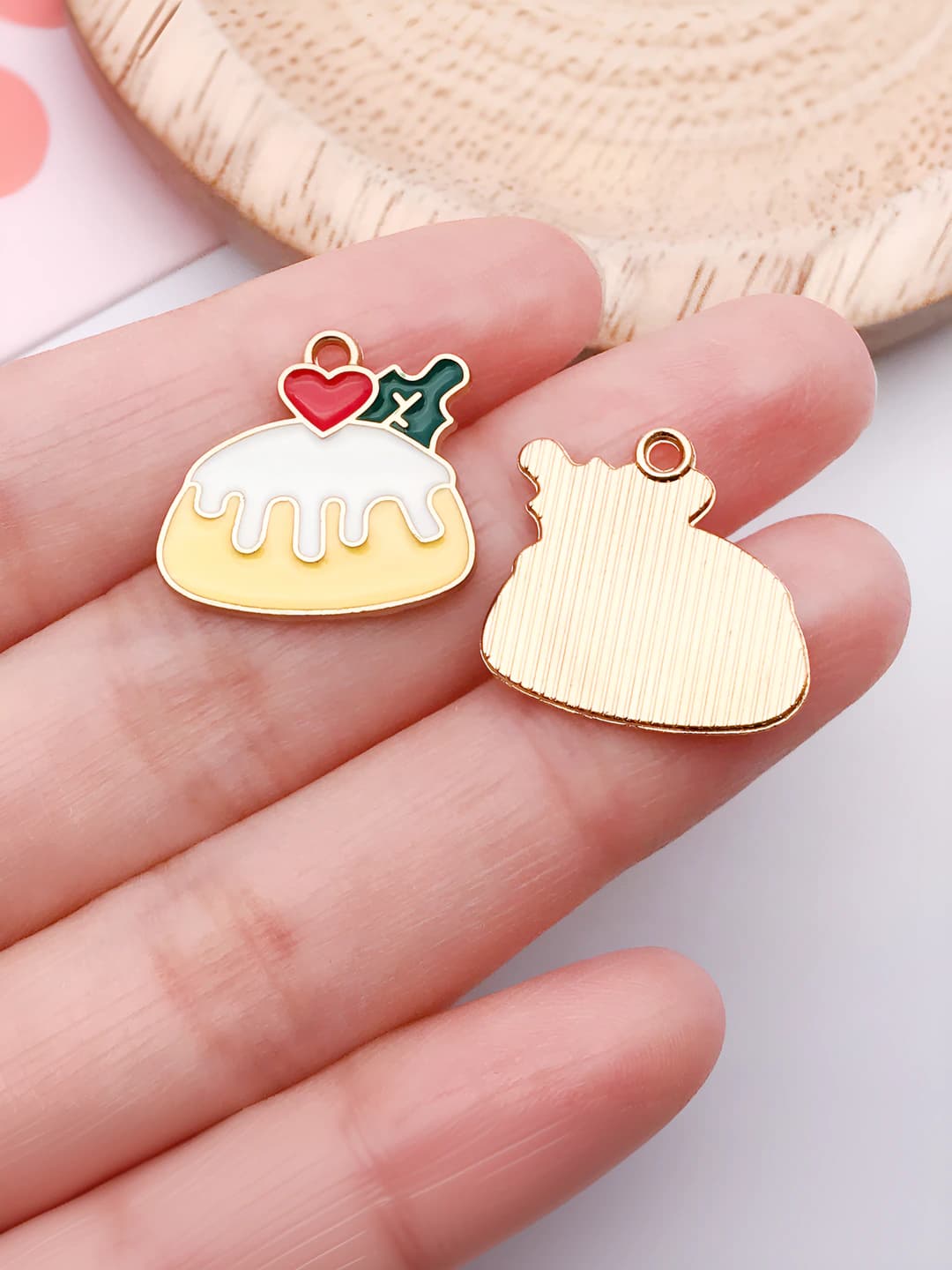 1 yellow-white dessert 18x19x1mm-1.3g-24678