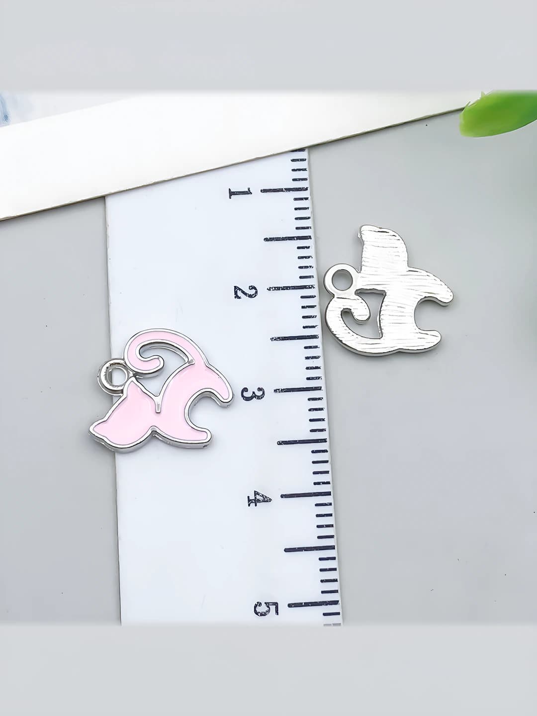 1 pc White K Pink Cat 12x12mm-0.6g-21905