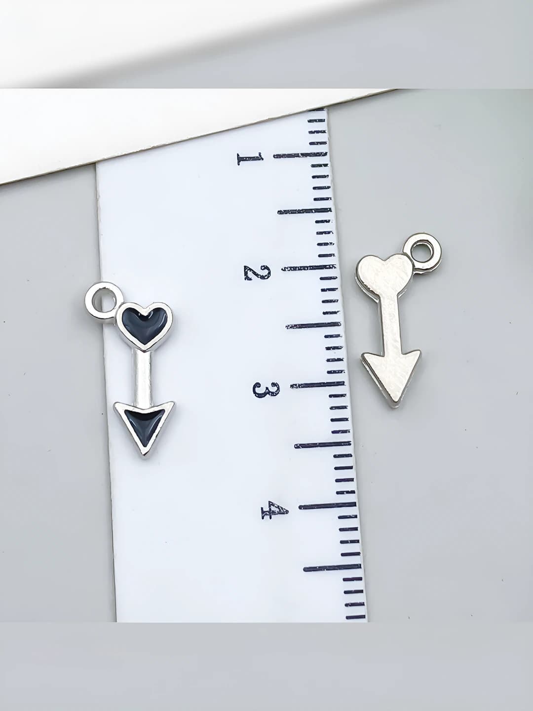 White K black bow 7x15mm-0.3g