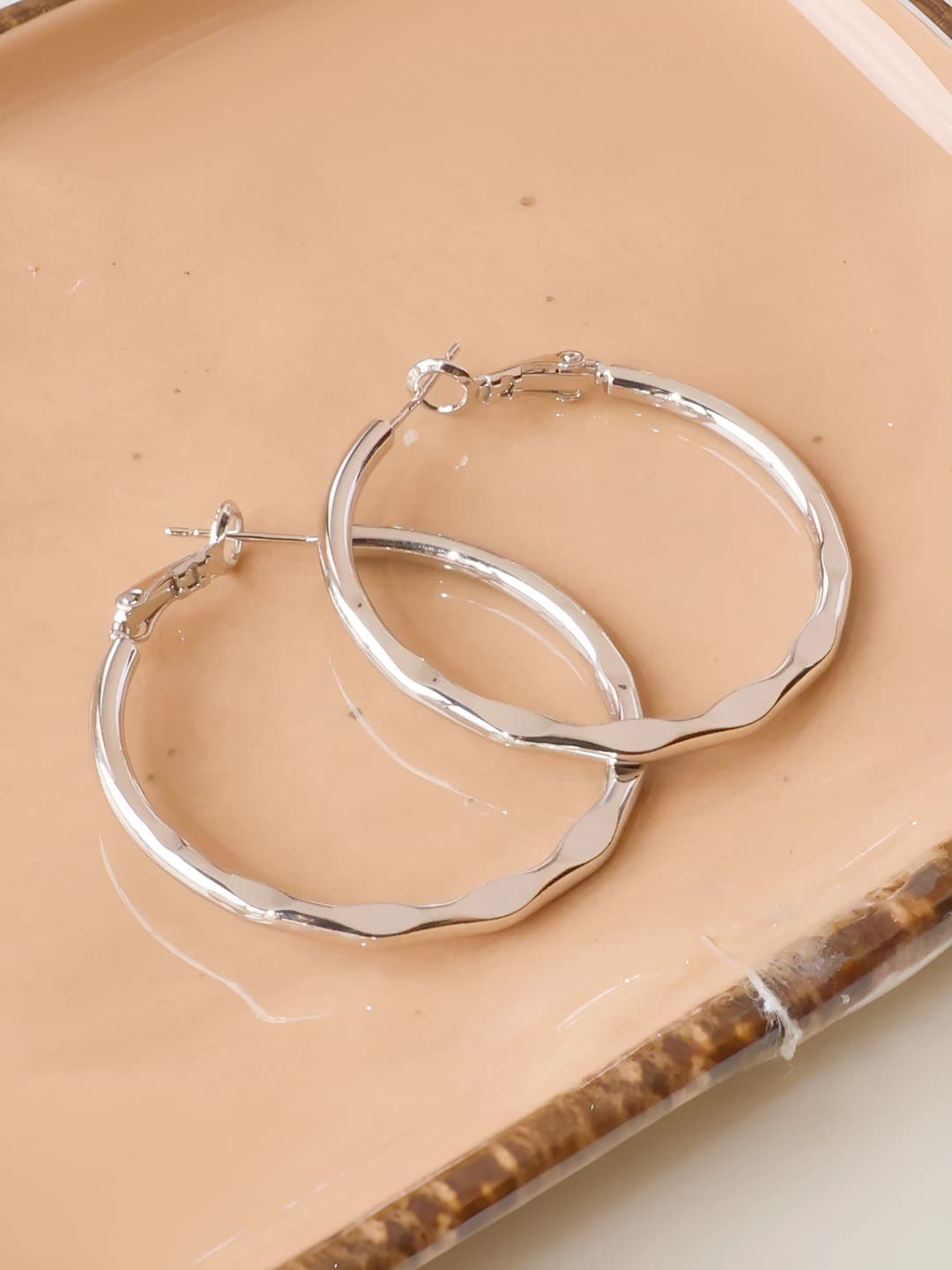1 pair silver wavy large hoops