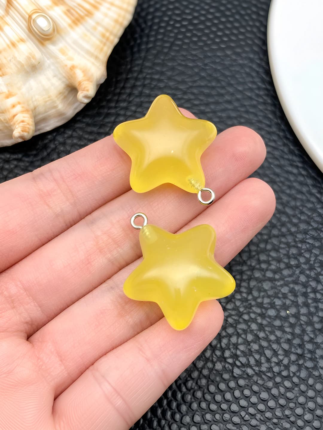 1 pc Yellow resin glow-in-the-dark star 27x23x13mm-3.5g