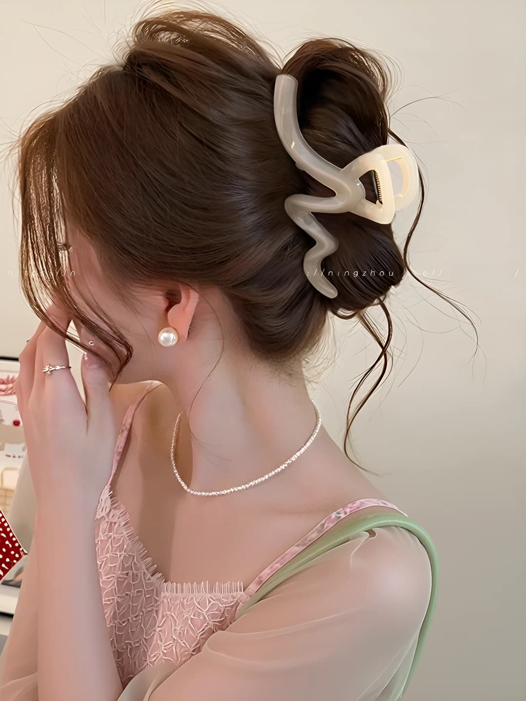 Wavy clear white clip (~14 cm)