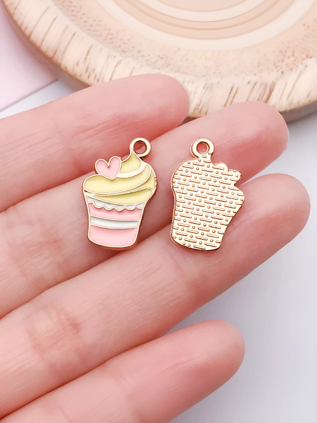 1 pc yellow-pink enamel ice cream 19x12x1mm-0.8g-24696