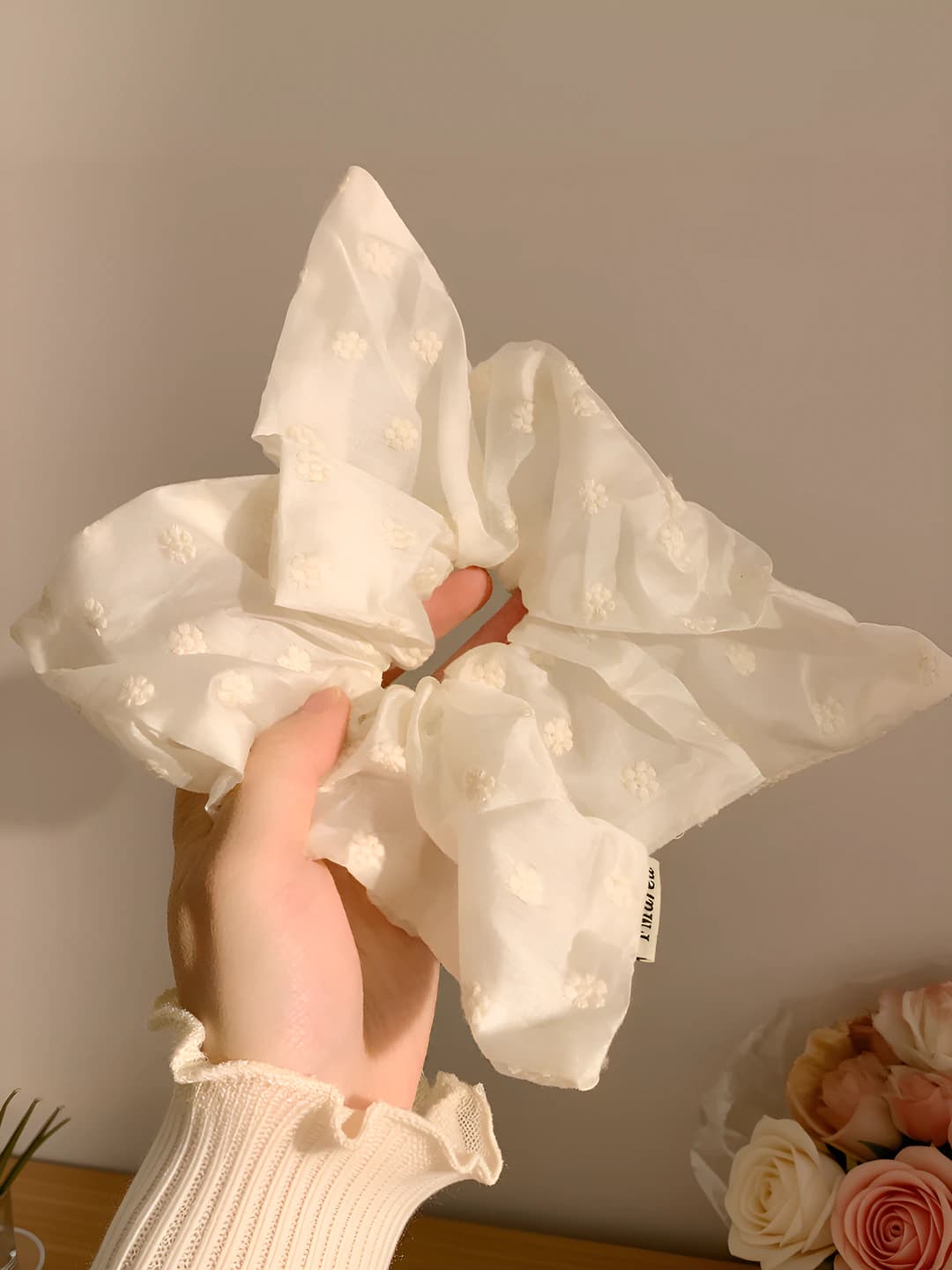 1# Off-white small floral - square, ~20 cm