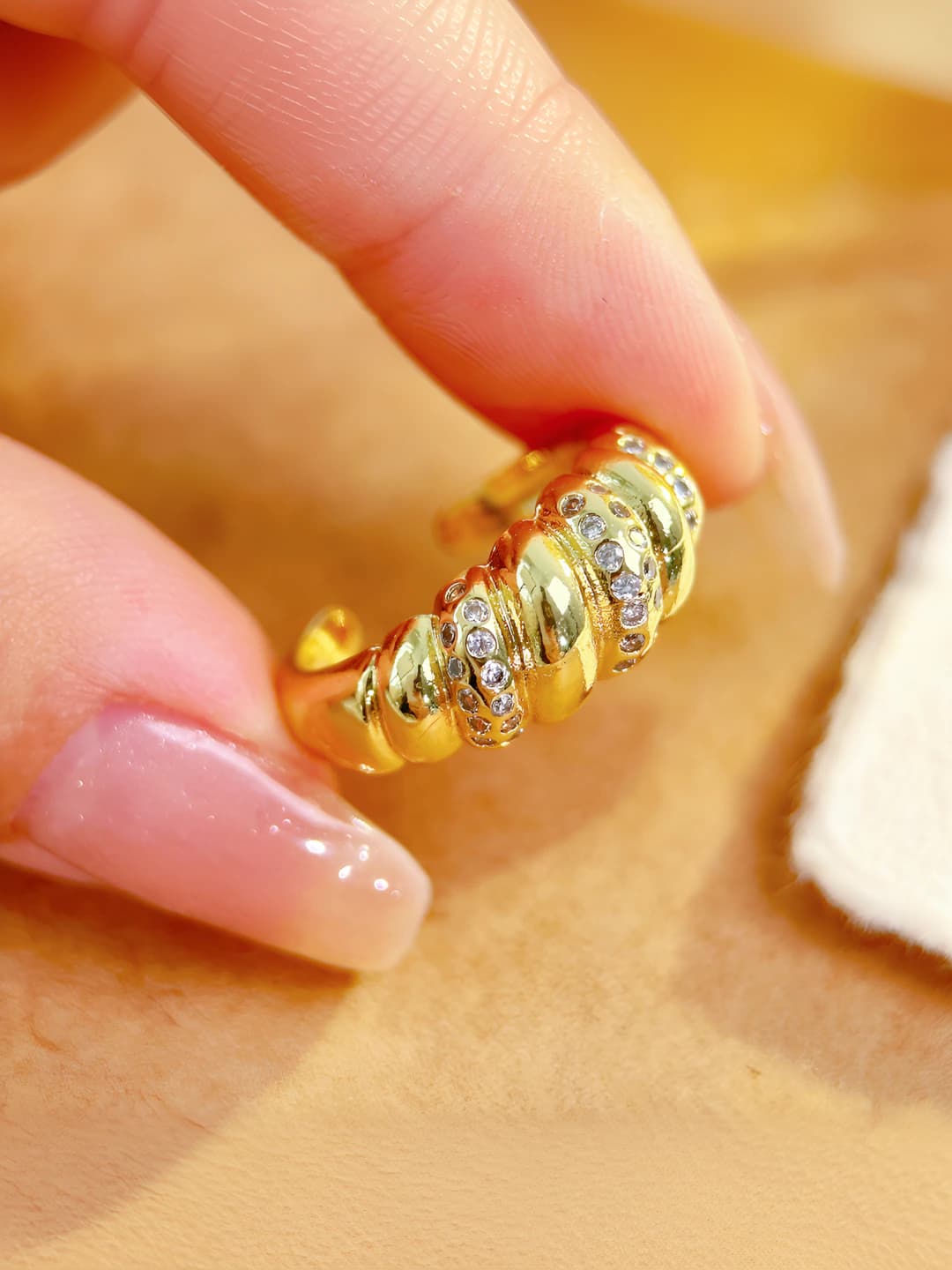 Women's ring with zircon, geometric shape, gold plating and twisted line design