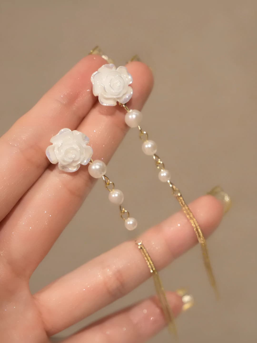 65 ear clip - gold - white