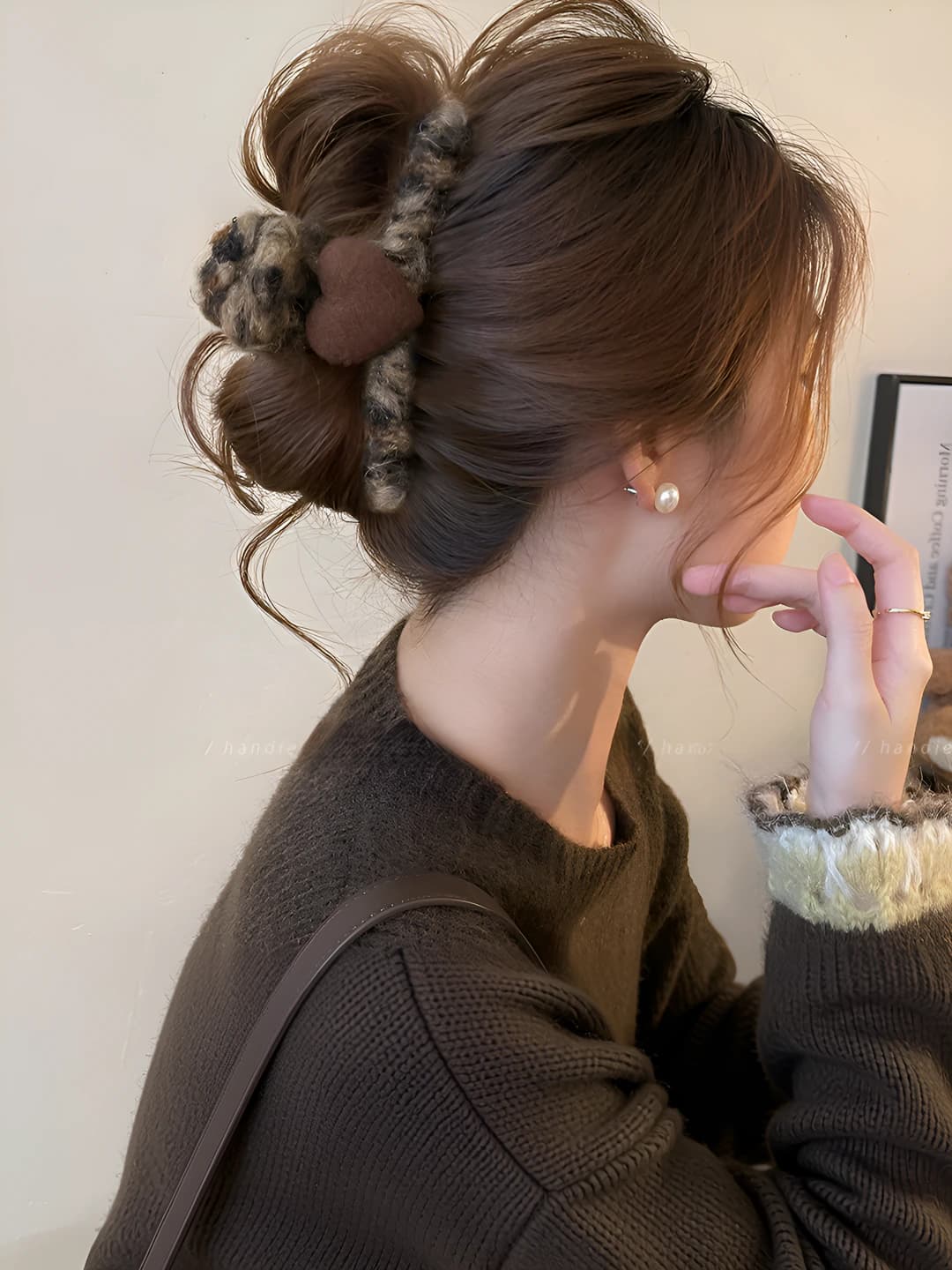 Кофейный пушистый зажим-сердечко