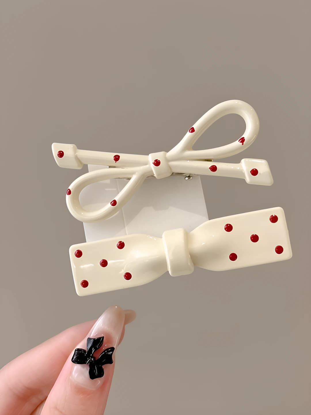 White polka dot, 1 pair