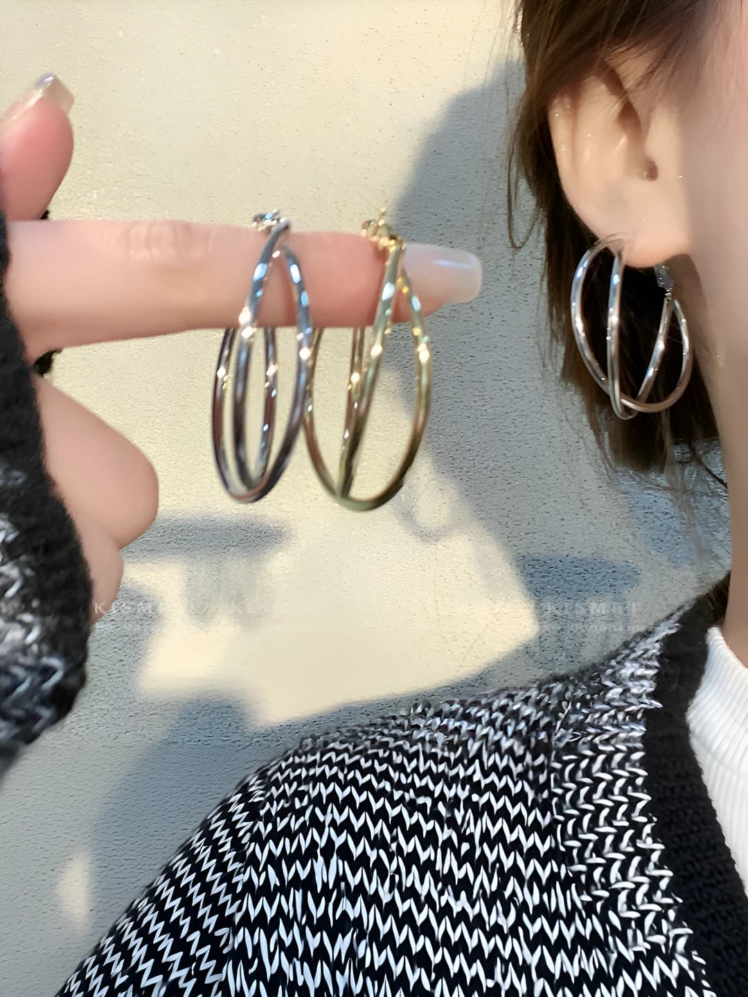 Women's large double-layer hoop earrings, light luxury style, geometric design element, simple circle pattern, unique individual stud earrings