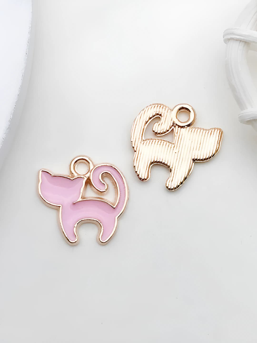 1 pc arched back cat 12x12mm-0.2g