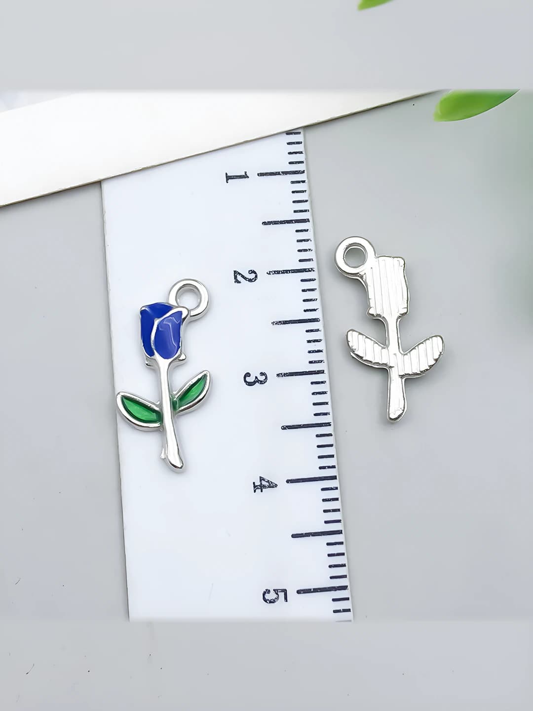 White K blue rose 18x9x2mm-0.5g