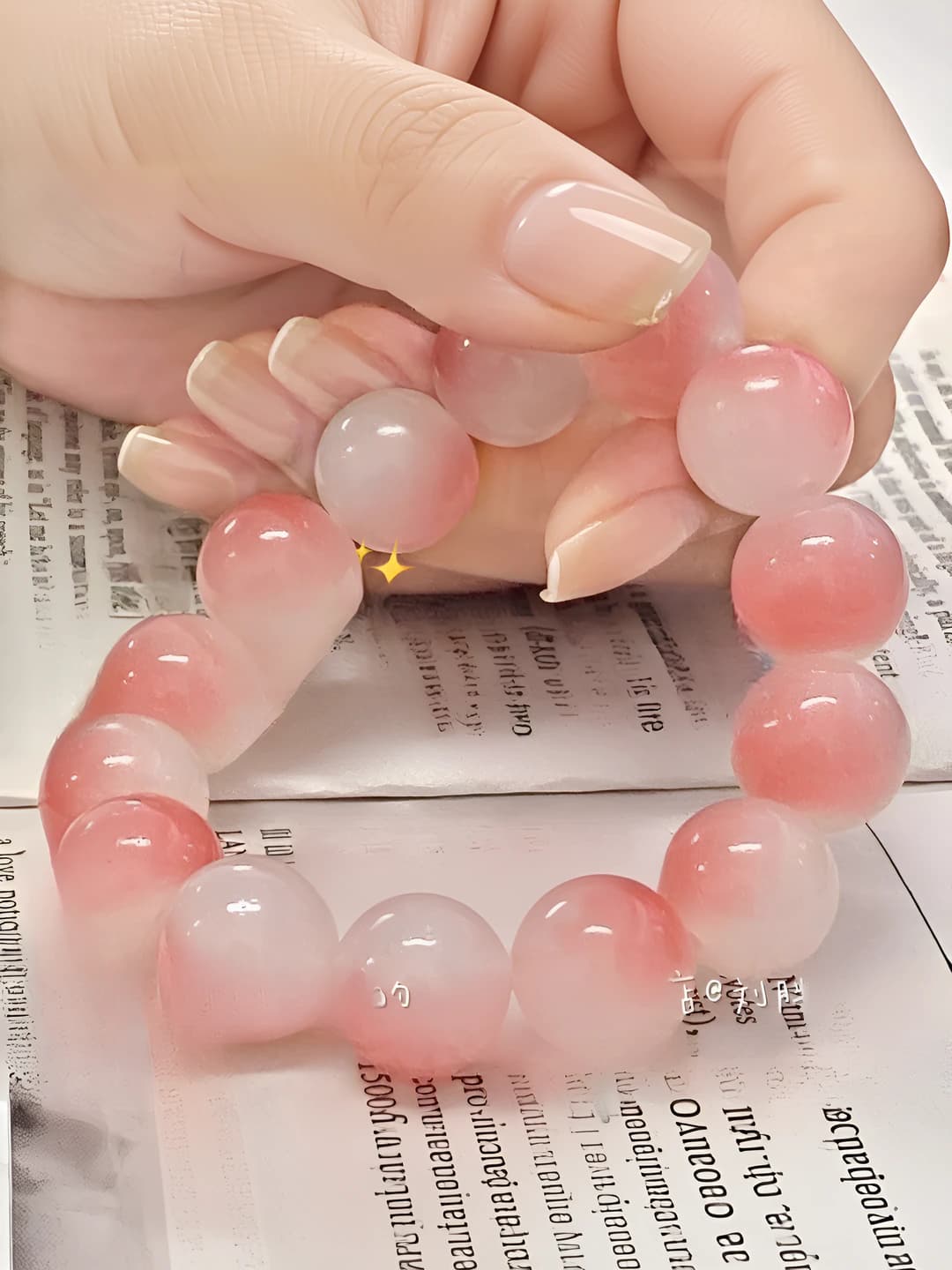 Ледяной розовый браслет