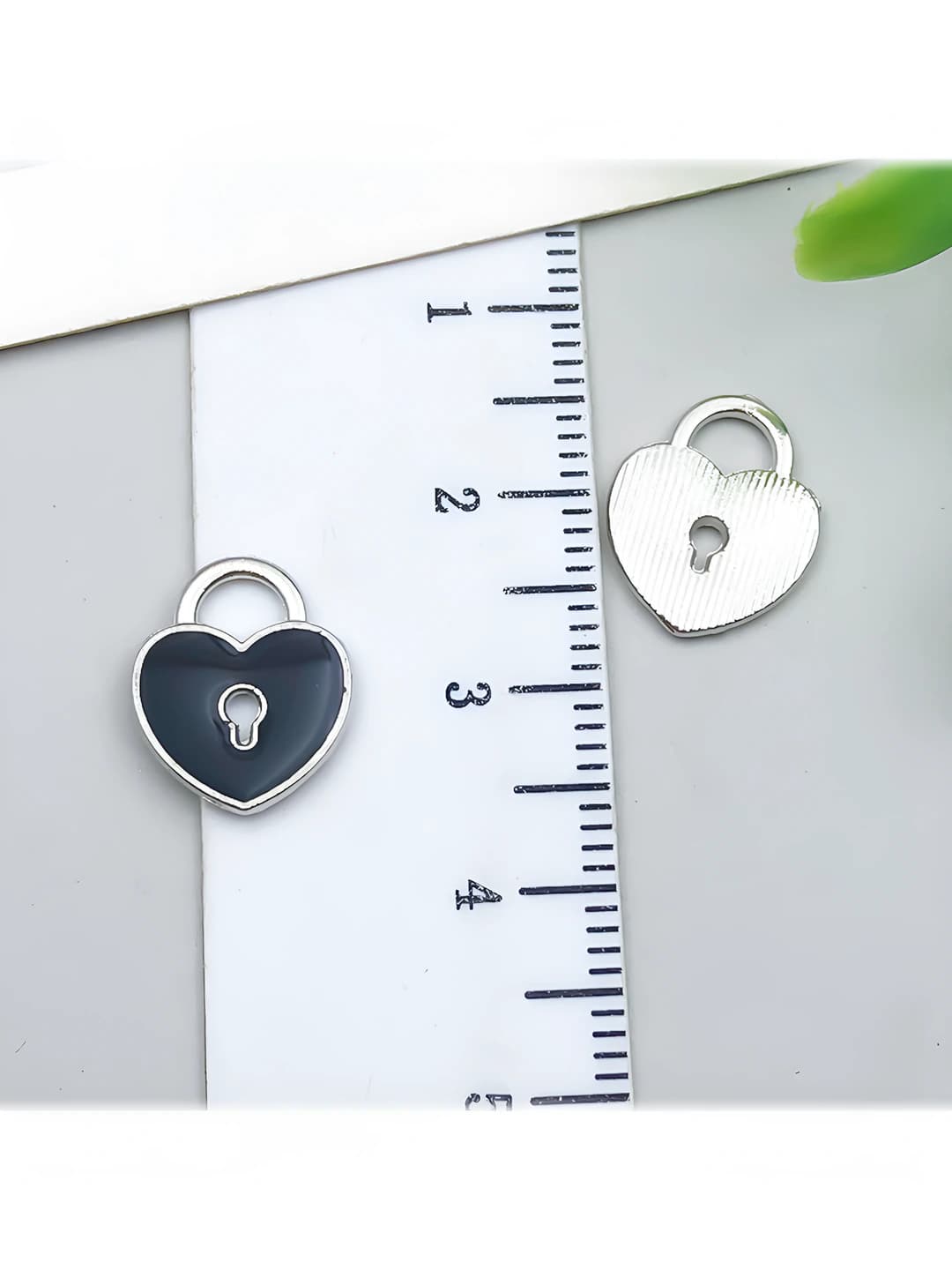 White K, black, 11x13mm, 0.5g