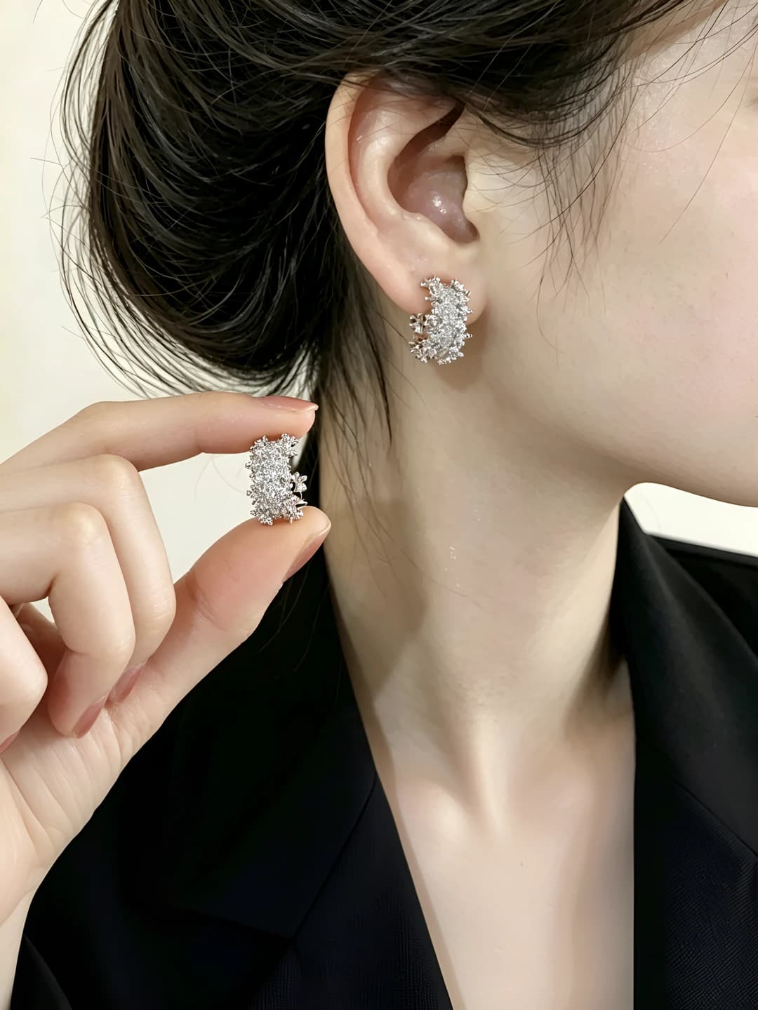 Women's French light luxury design earrings, sparkling crystal snowflake C-shaped stud earrings