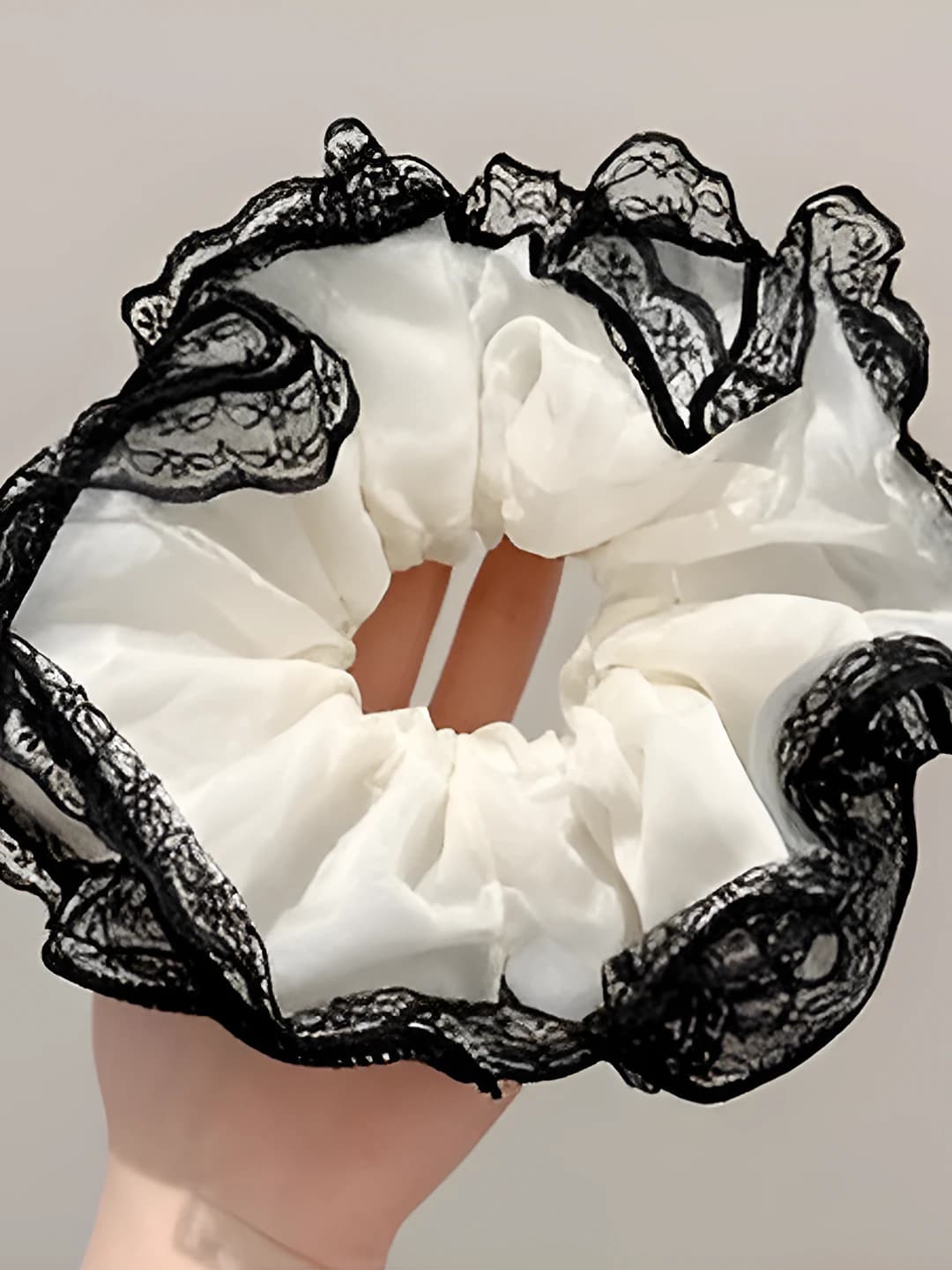 White lace edge 2 layers - 17 cm