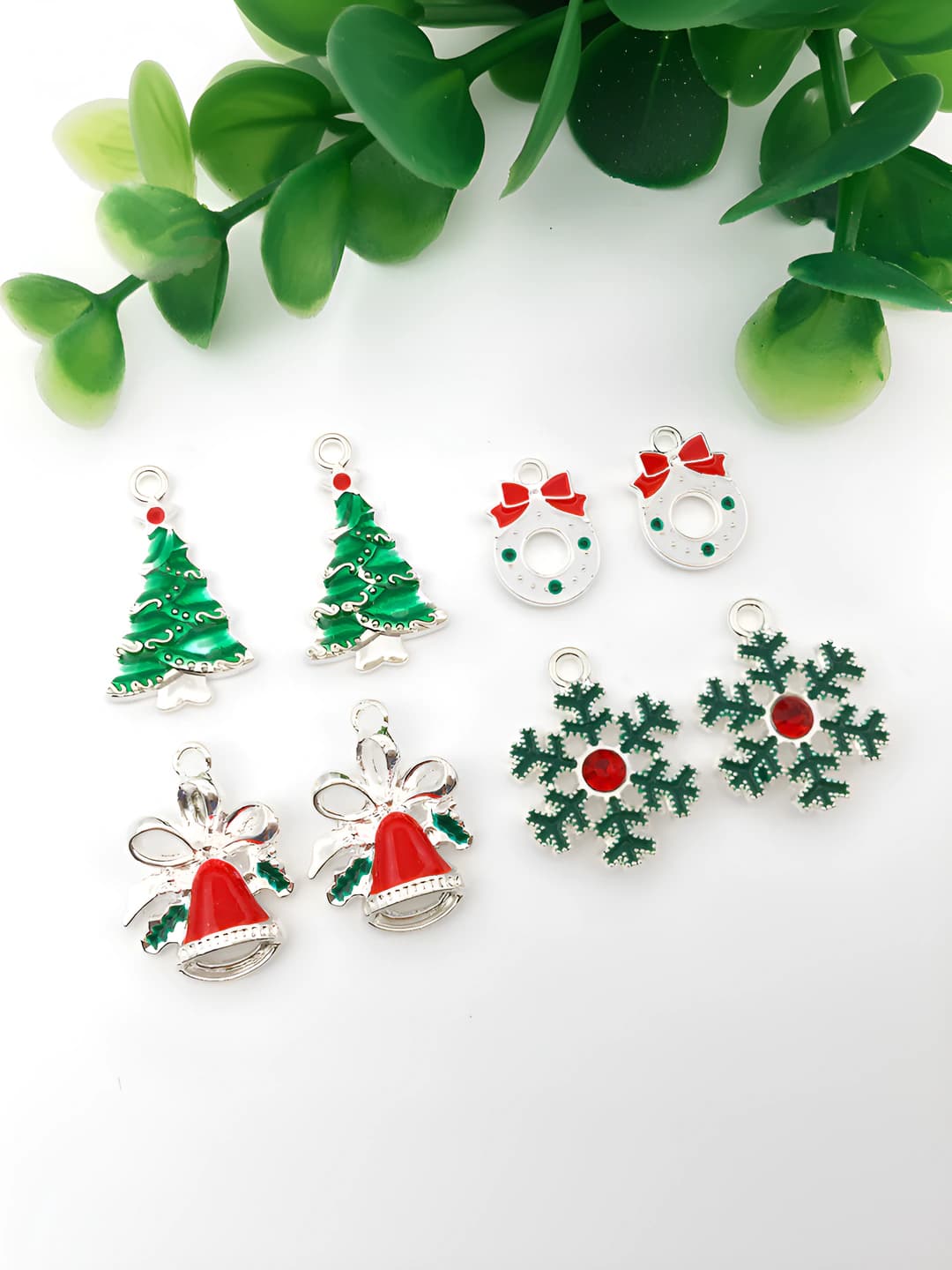 Women's DIY alloy Christmas tree, snowflake and bell charms, small pendants for bracelet, necklace and keychain