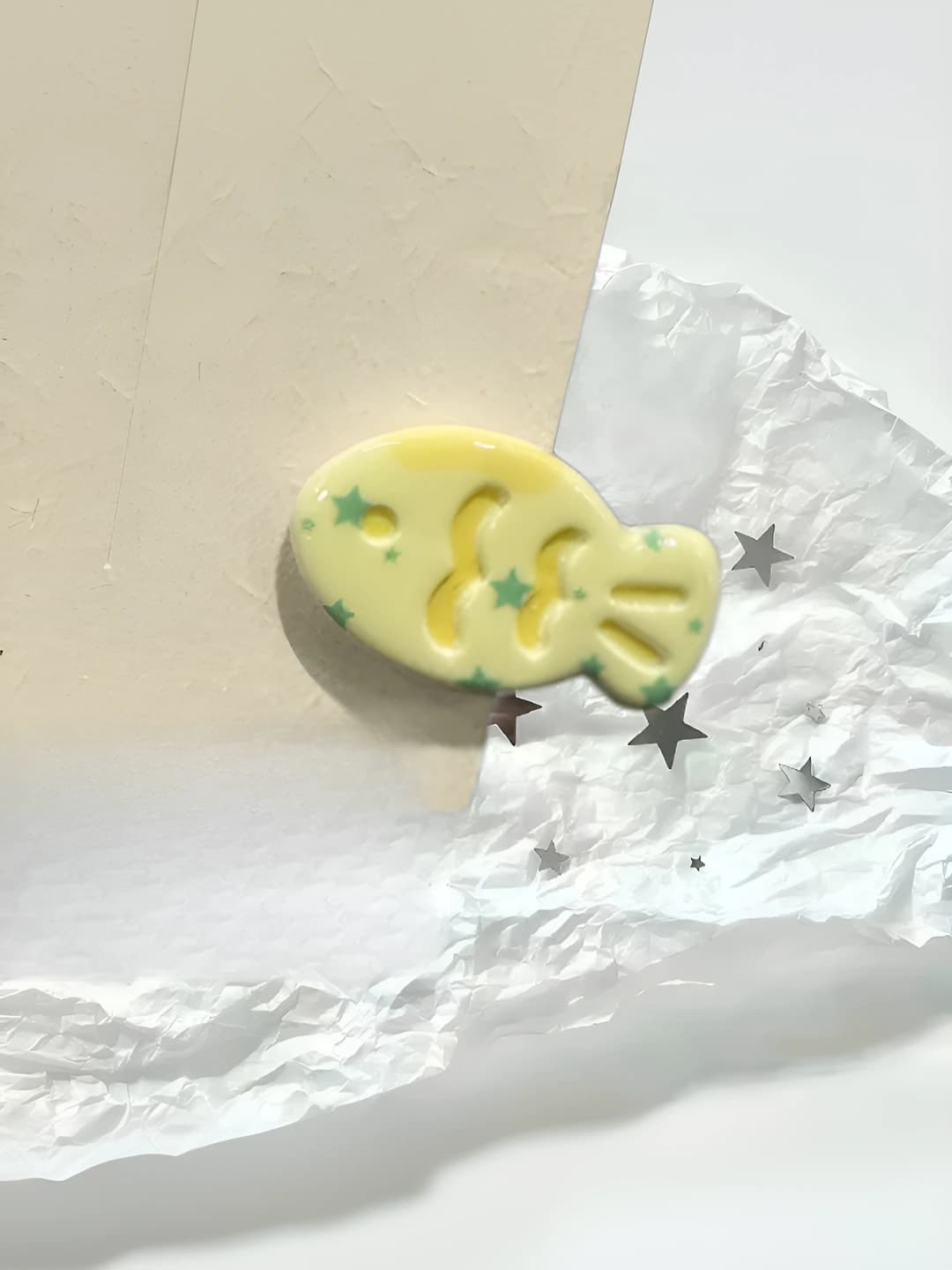 Print cream yellow grape fish clip, 3.2 cm