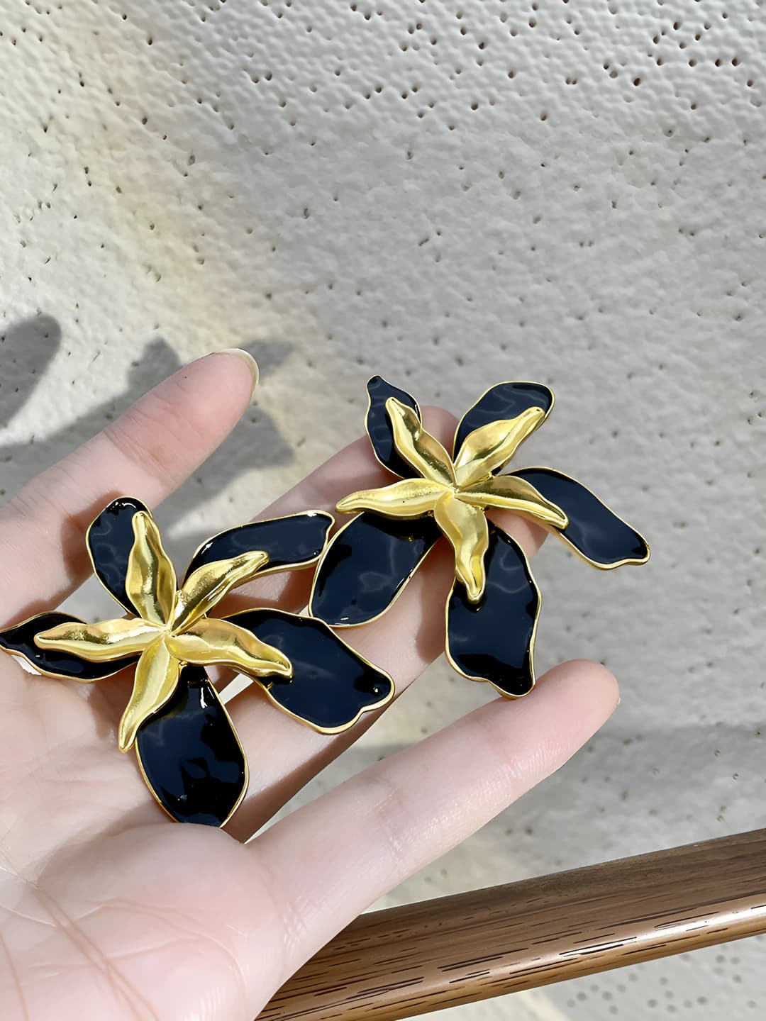 37# Silver post - Matte gold - Black