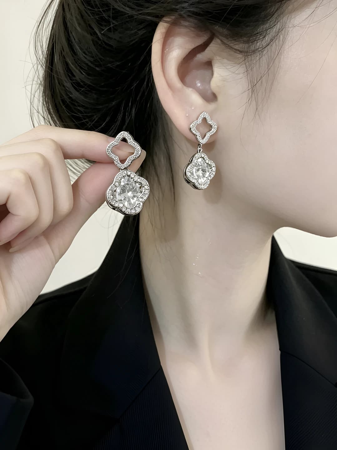 Women's full zirconia earrings, round shape, bright shine, four-leaf clover design element, individual style