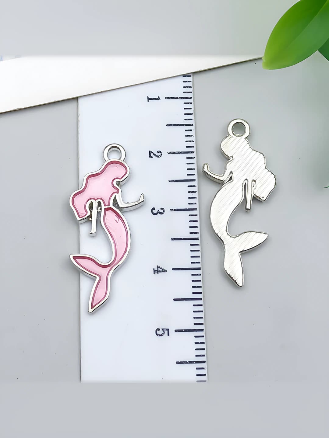 White K pink-purple mermaid 29x13x3mm-1.35g
