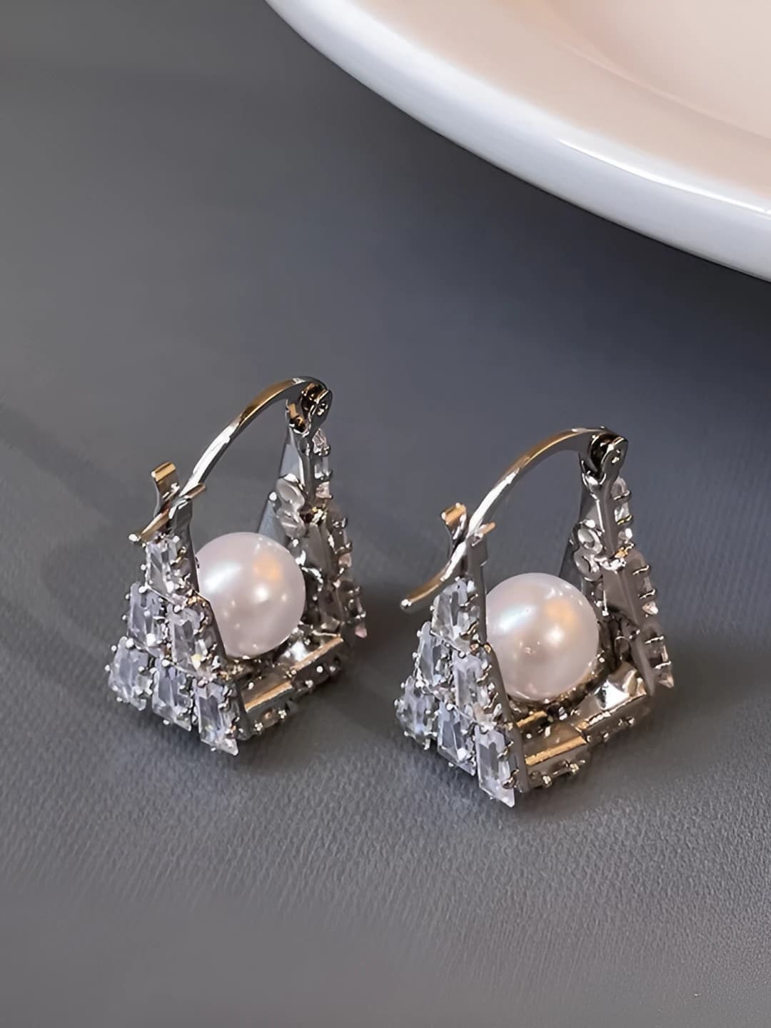 Silver U-shape pearl earrings