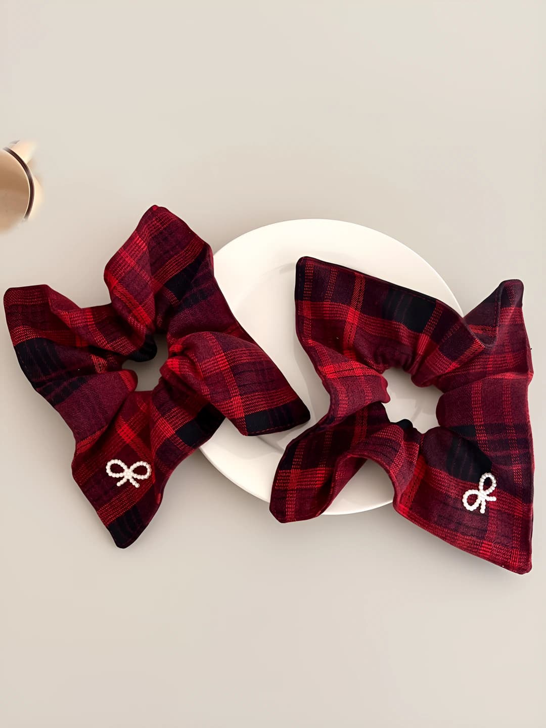 Ayollar uchun plaid mato bosh rezinkasi: retro, preppi uslub, bo'sh (oversize), qo'lda ishlangan, farfor rangli, to'qima, shirin va yangi