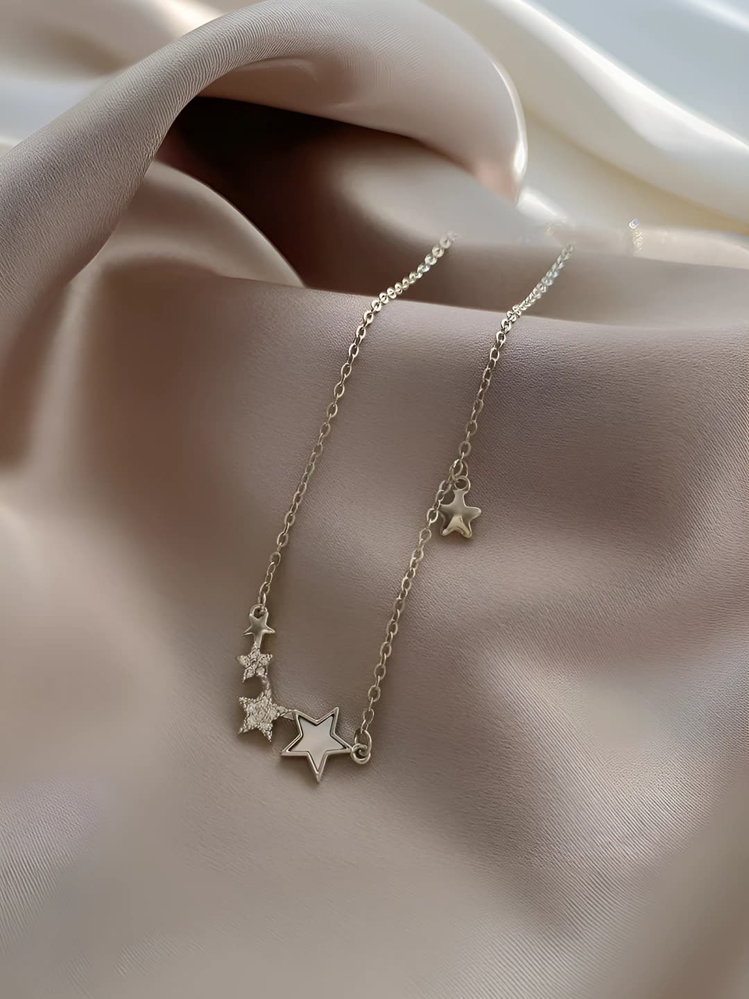 Five-pointed star necklace