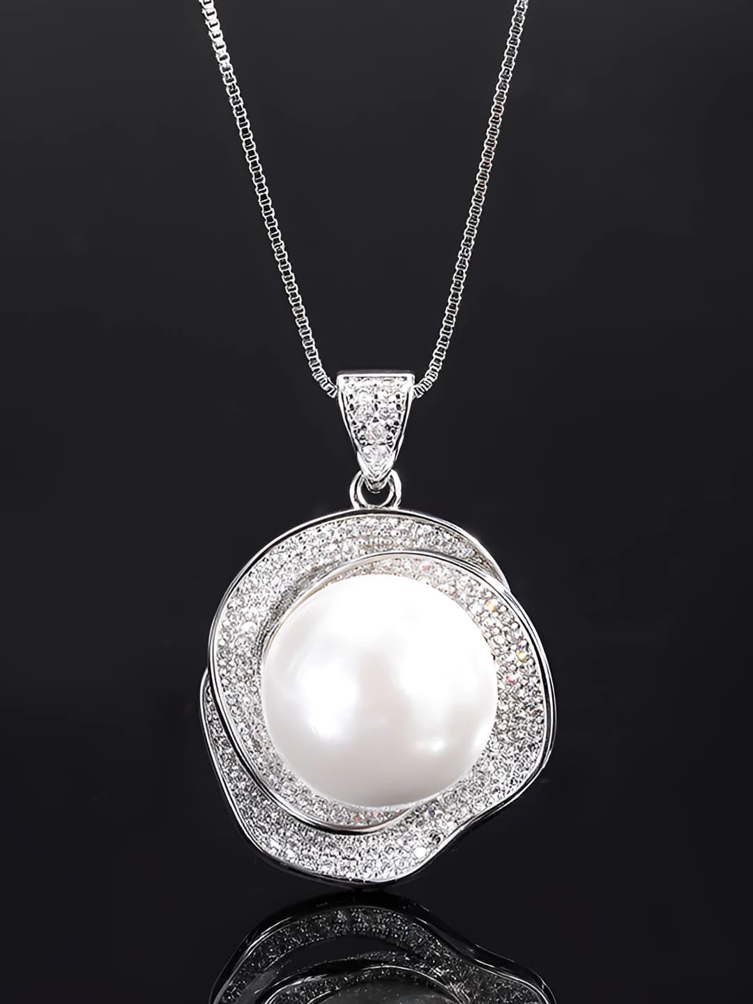 White pearl pendant