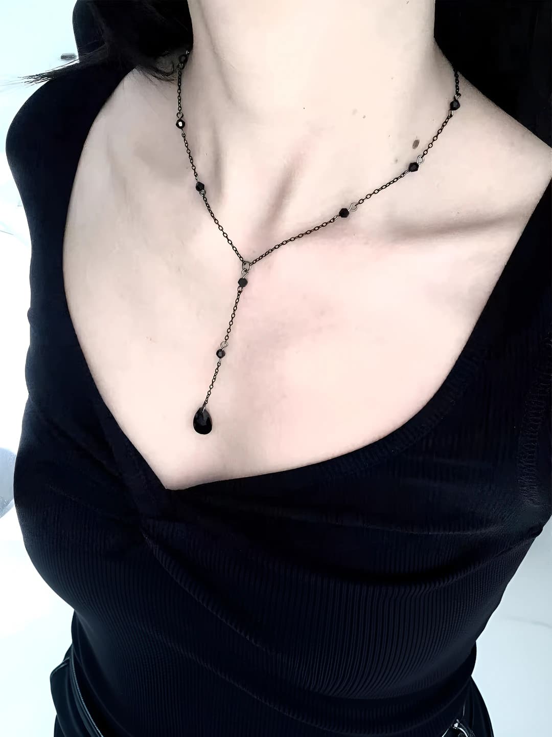Ayollar uchun qora go'tik uslubdagi suv tomchisi shaklidagi kulonli zanjir, fruzeli choker, qisqa bo'yin zanjiri
