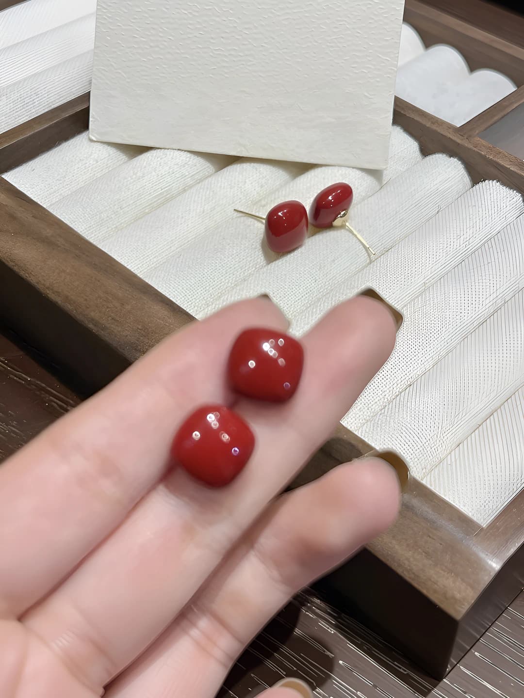 Красные квадратные серьги