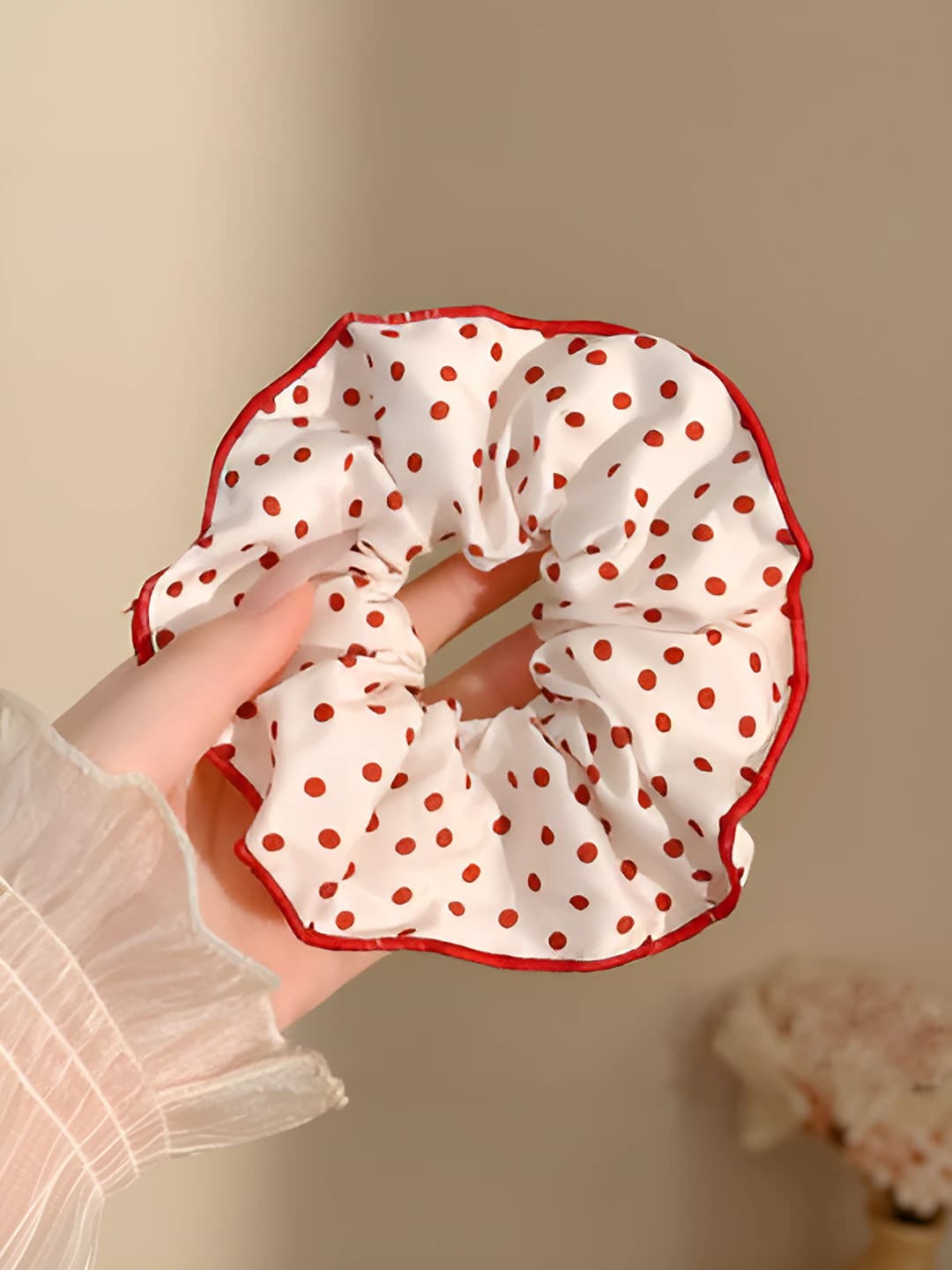 White polka dot, 14 cm