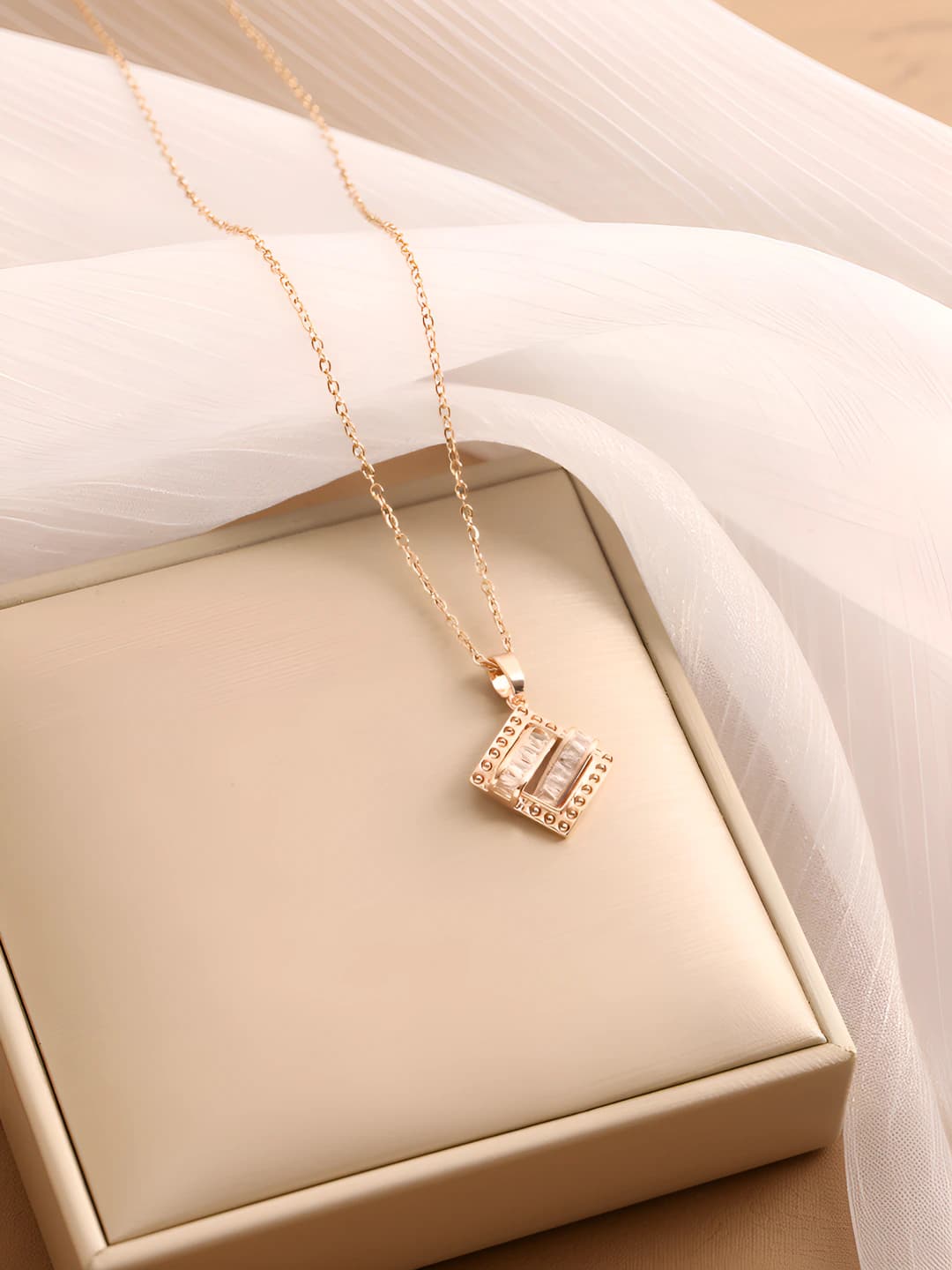 220 Zircon, rose gold