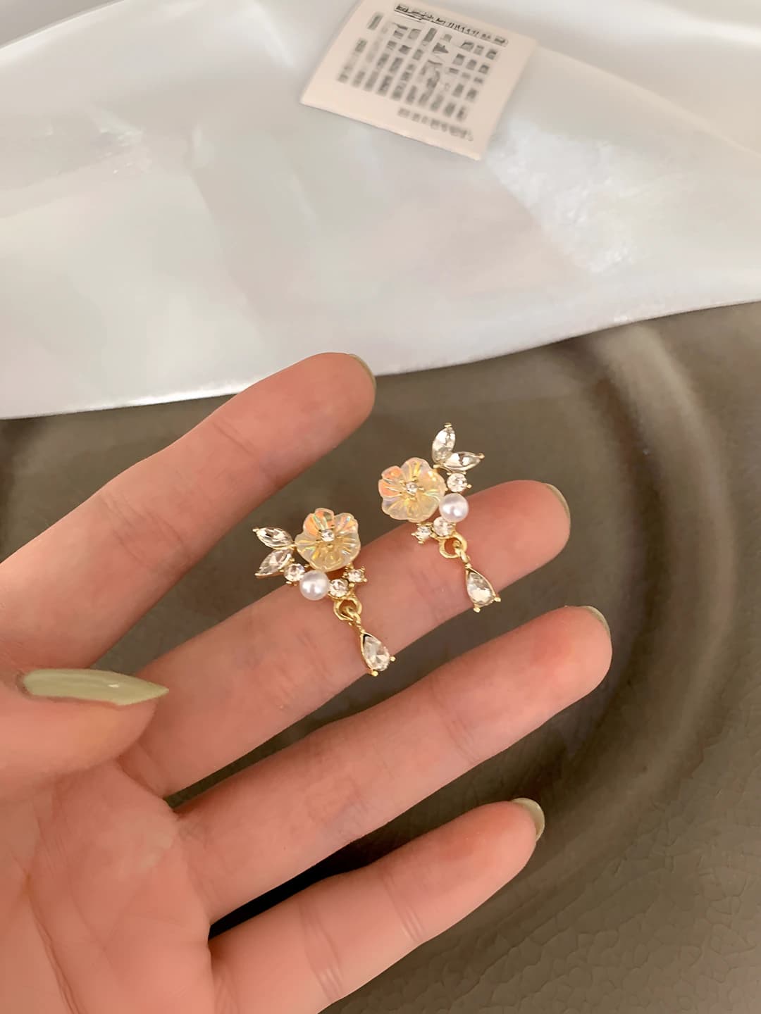 Women's French retro pearl flower earrings with silver posts, summer, elegant design