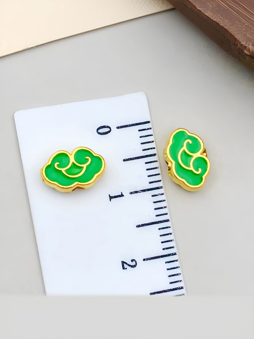 Kichik, yashil, yaltiroq oltin, 10x6mm, 0.7g, 2 teshik
