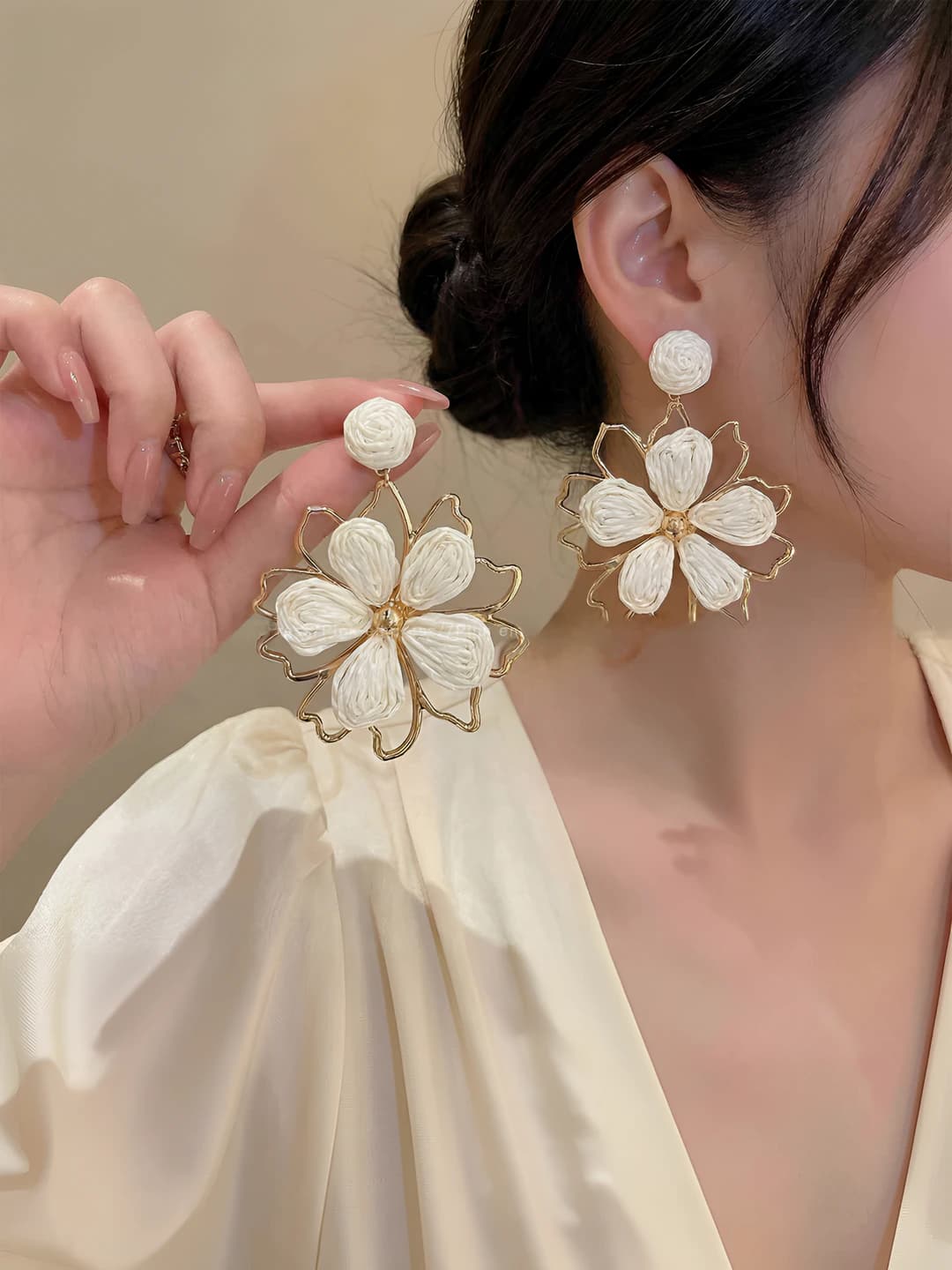 Off-white floral earrings (pair, 5.7 cm)