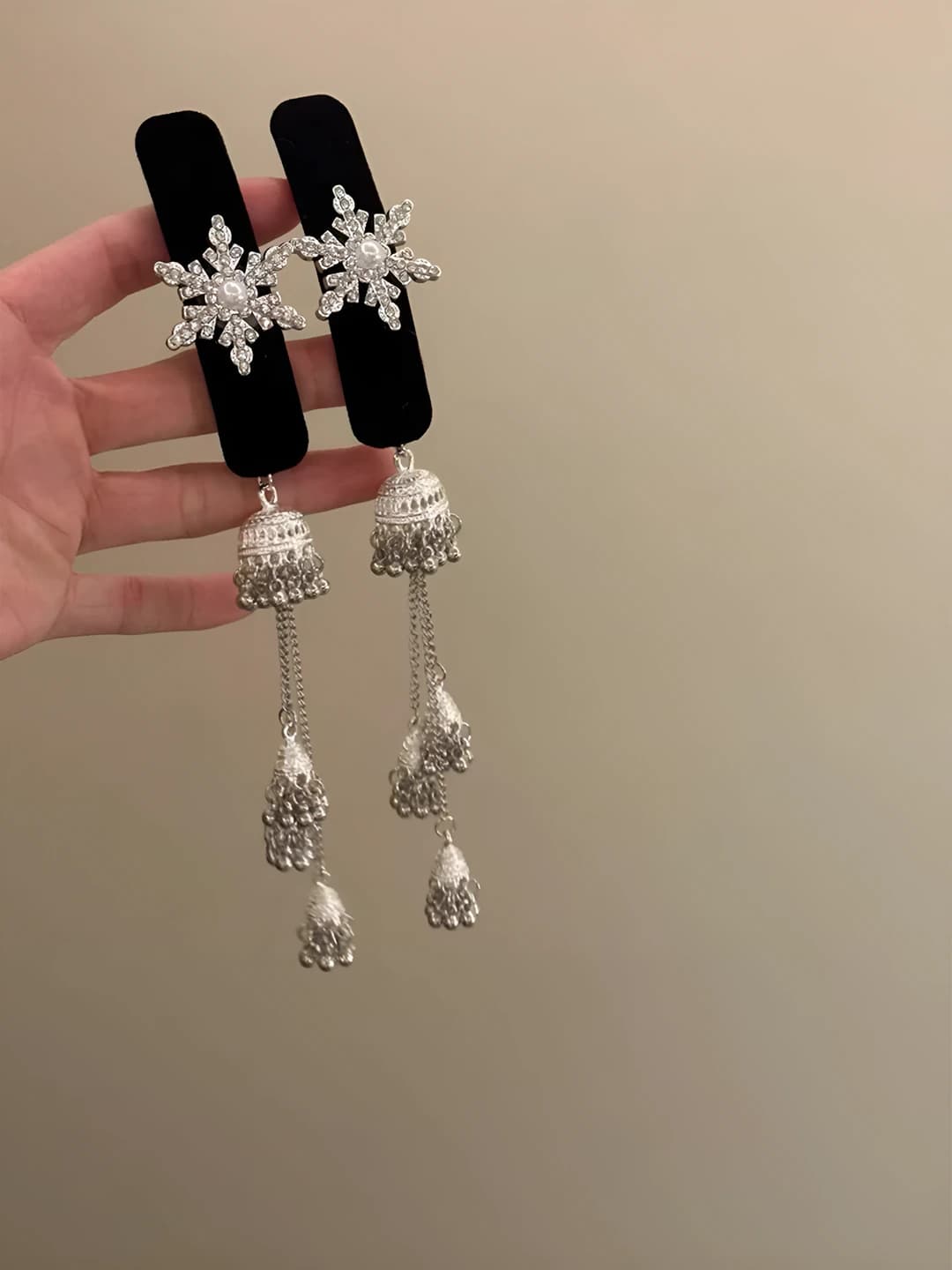 Snow chime - snowflake fringe velvet clip (pc)