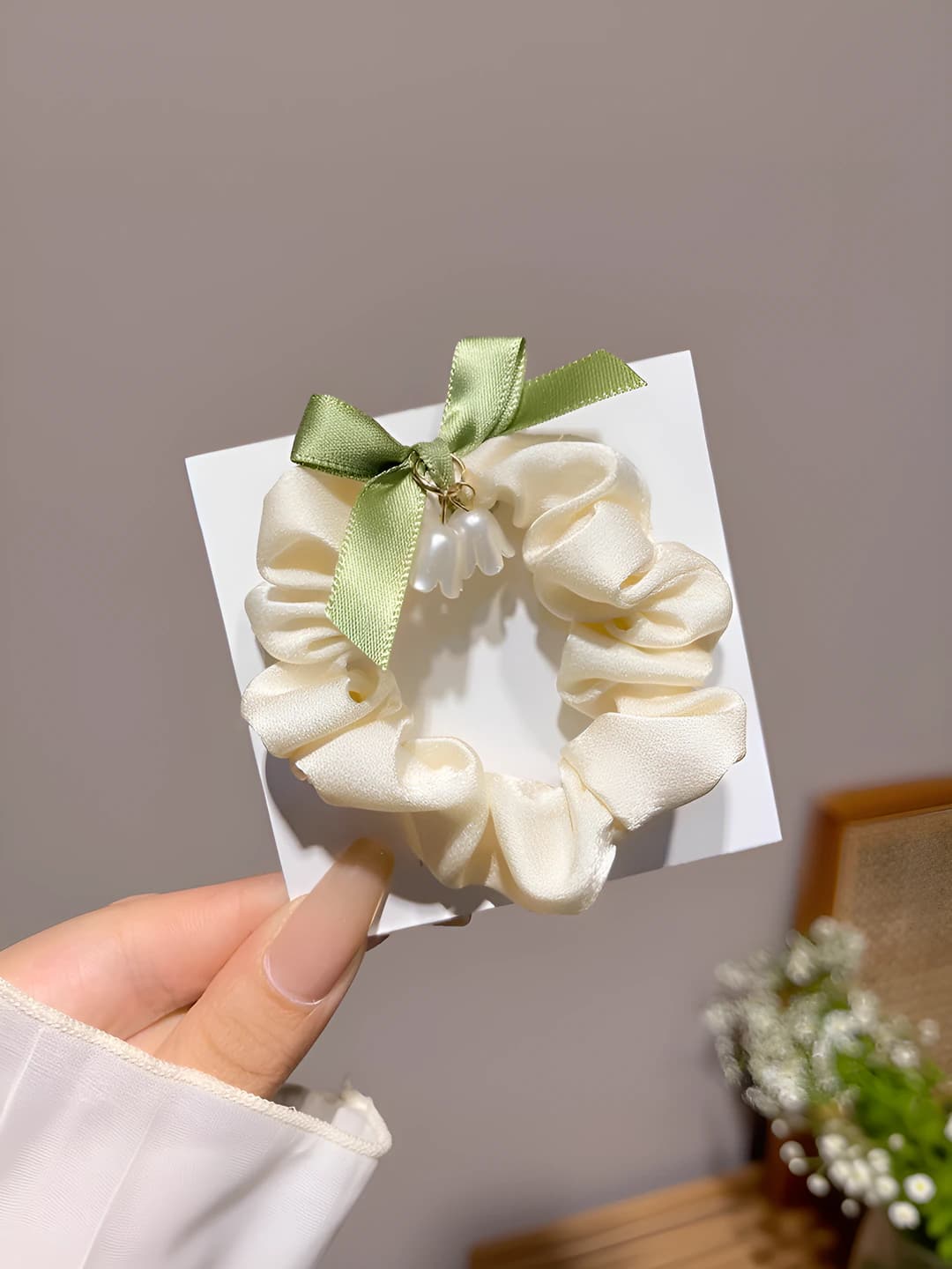 1# Beige floral bow