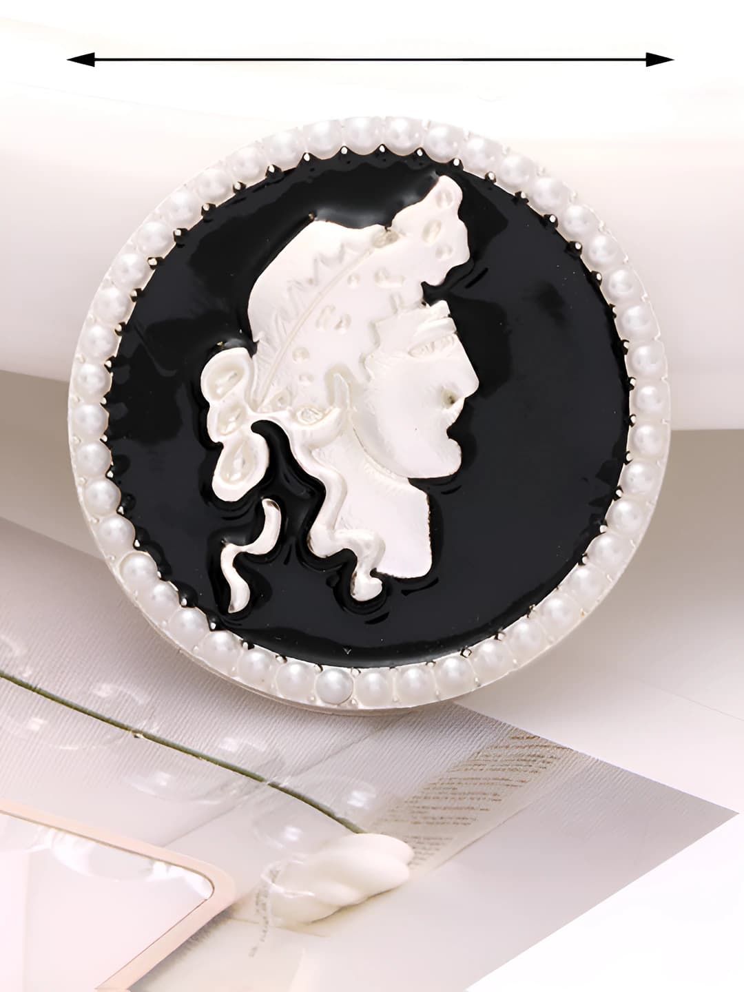 D2519 Round pearl portrait, silver