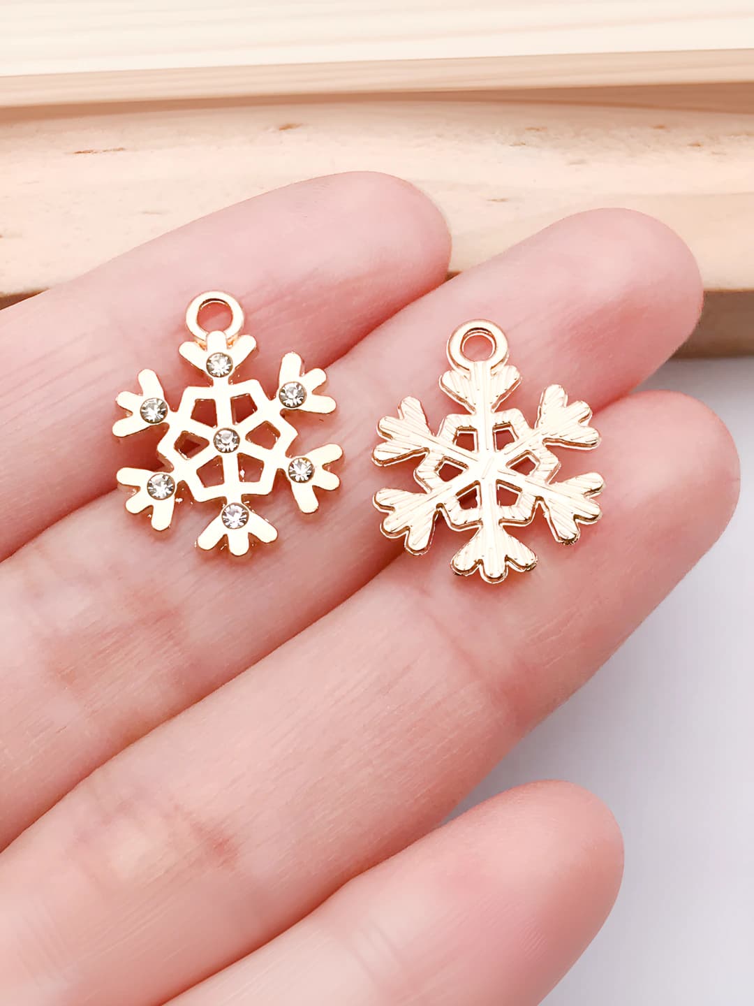 Снежинка с кристаллами 18x14mm
