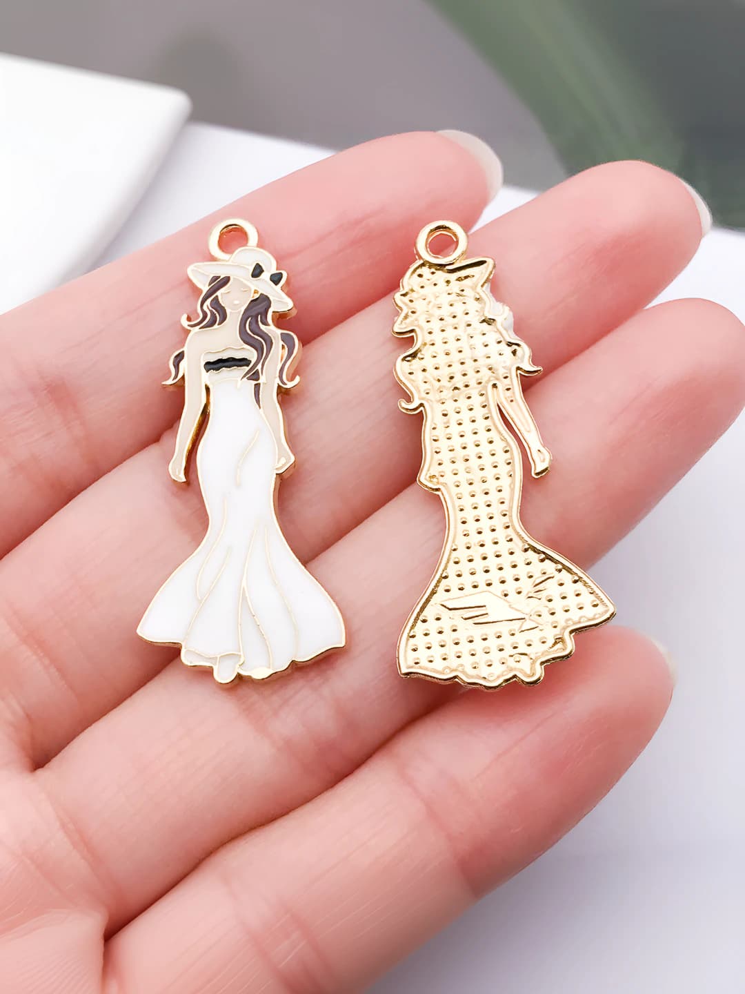 1 dona oq oqsimon bo'yoqli Chanel uslubidagi uzun kiyim 38x16mm-1.6g