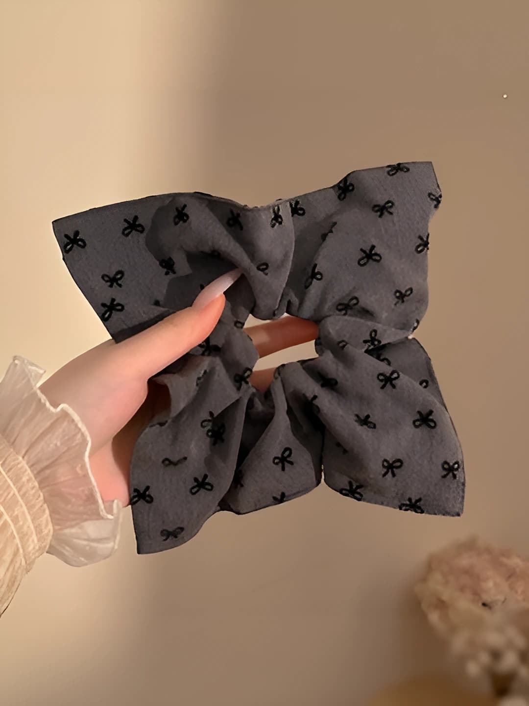 1# Grey bow square