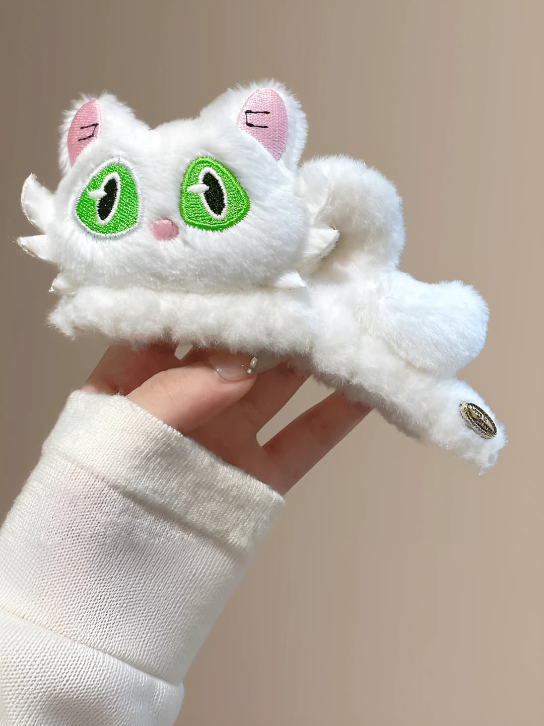 Cat clip - Green eyes white