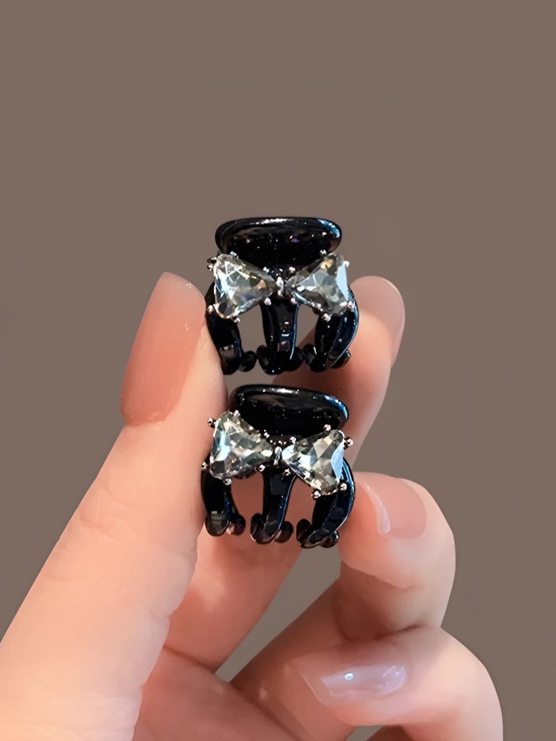 Women's rhinestone claw hair clips with pearls in a sweet and elegant style