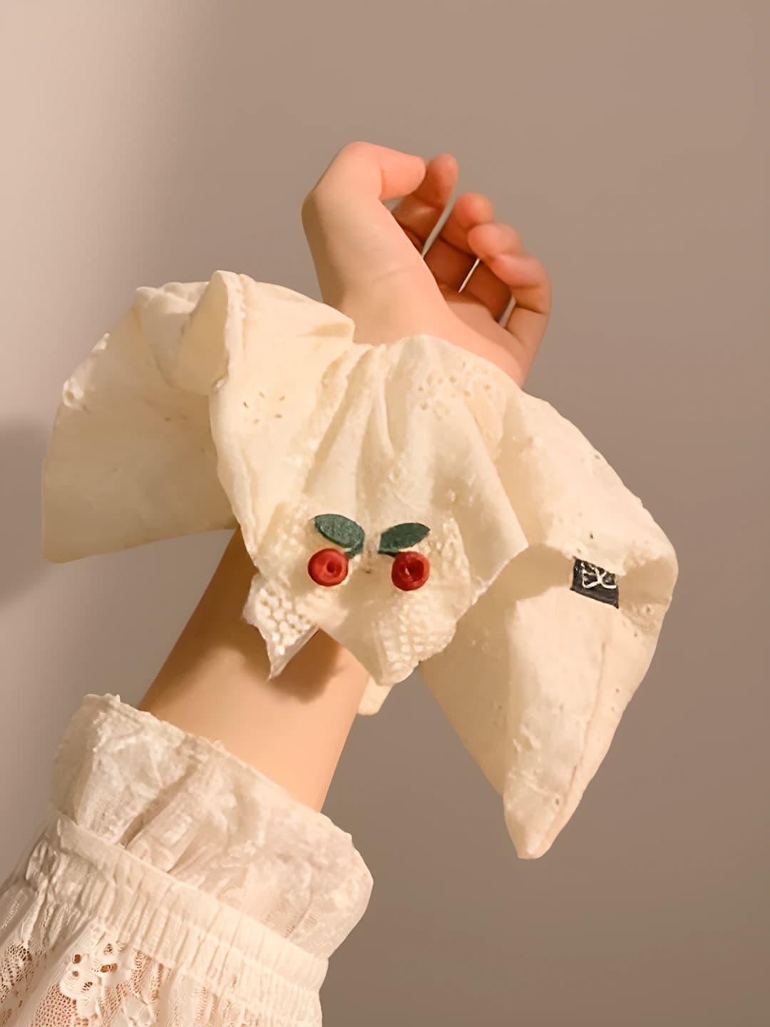 Белый с сердцем и вишней, 12 см
