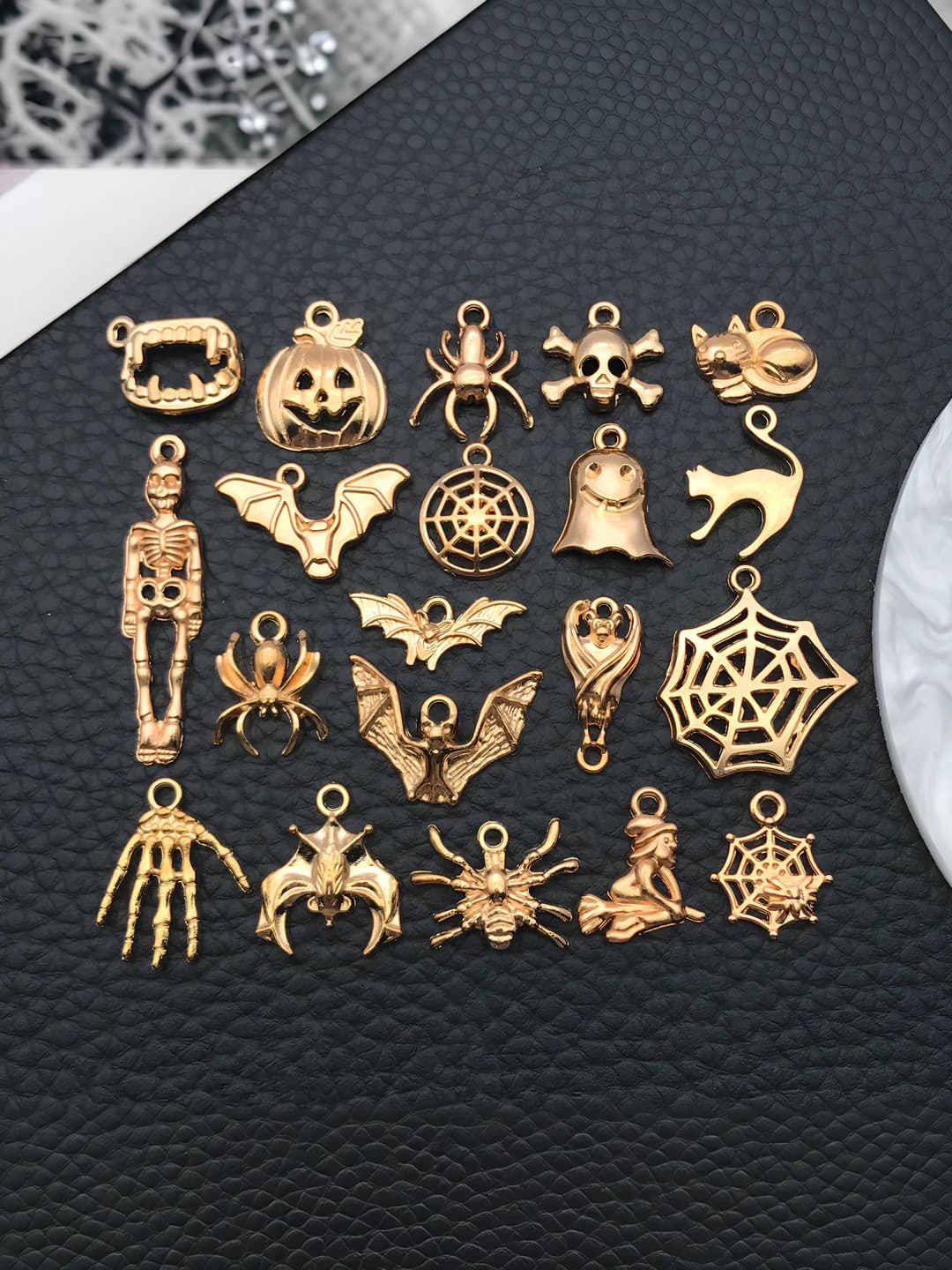 Ayollar uchun retro xalqaro Halloween qotishma metall sharmlar: qovun, iskelet, xotira va o'rgimchak
