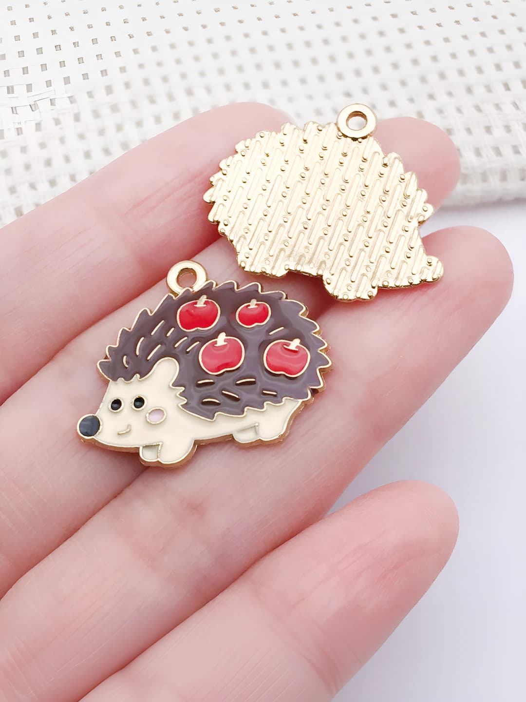 1 pc coffee-brown sugar apple and hedgehog 22x26x2mm-1.8g