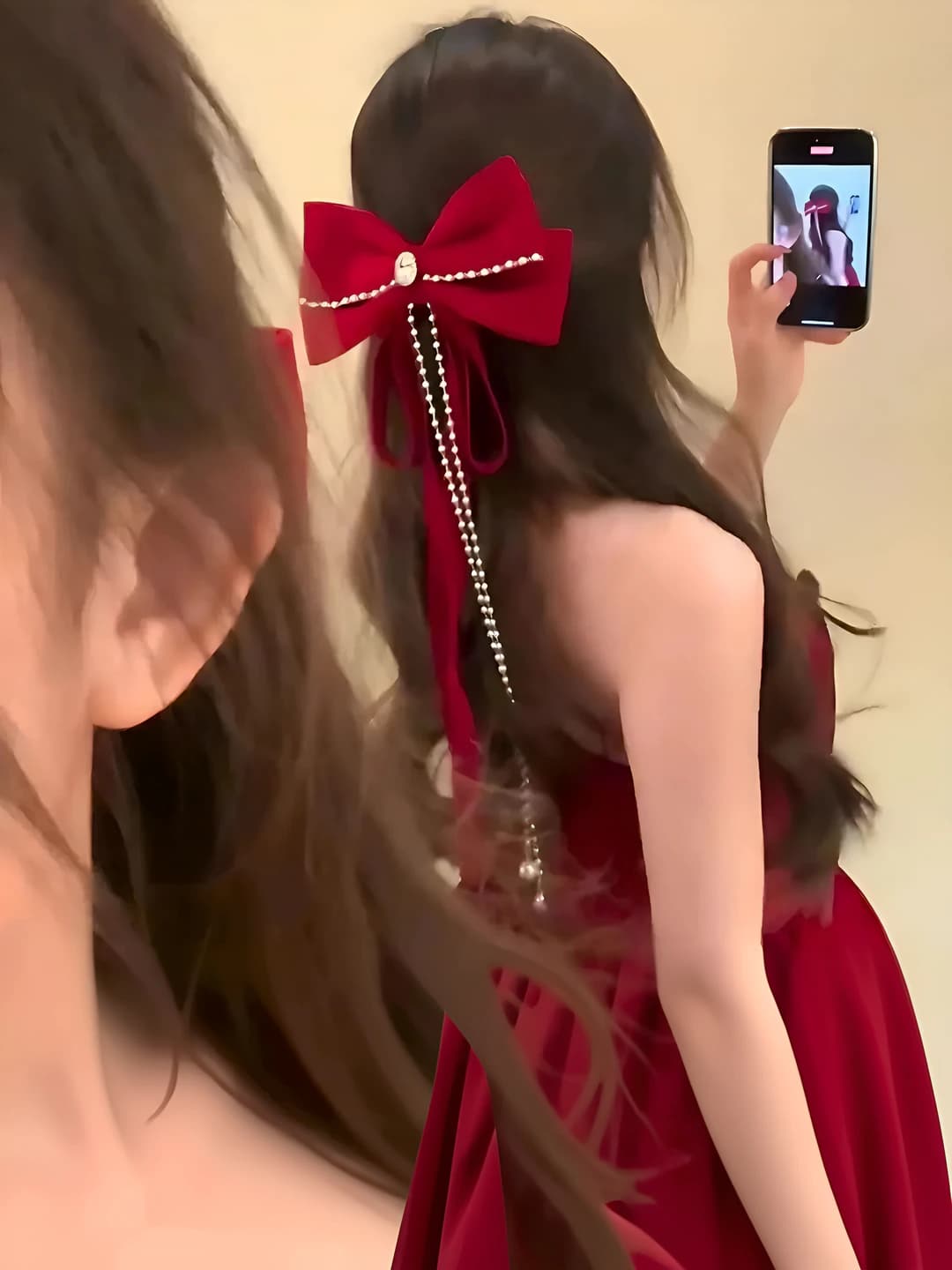 Красный бант с кистями