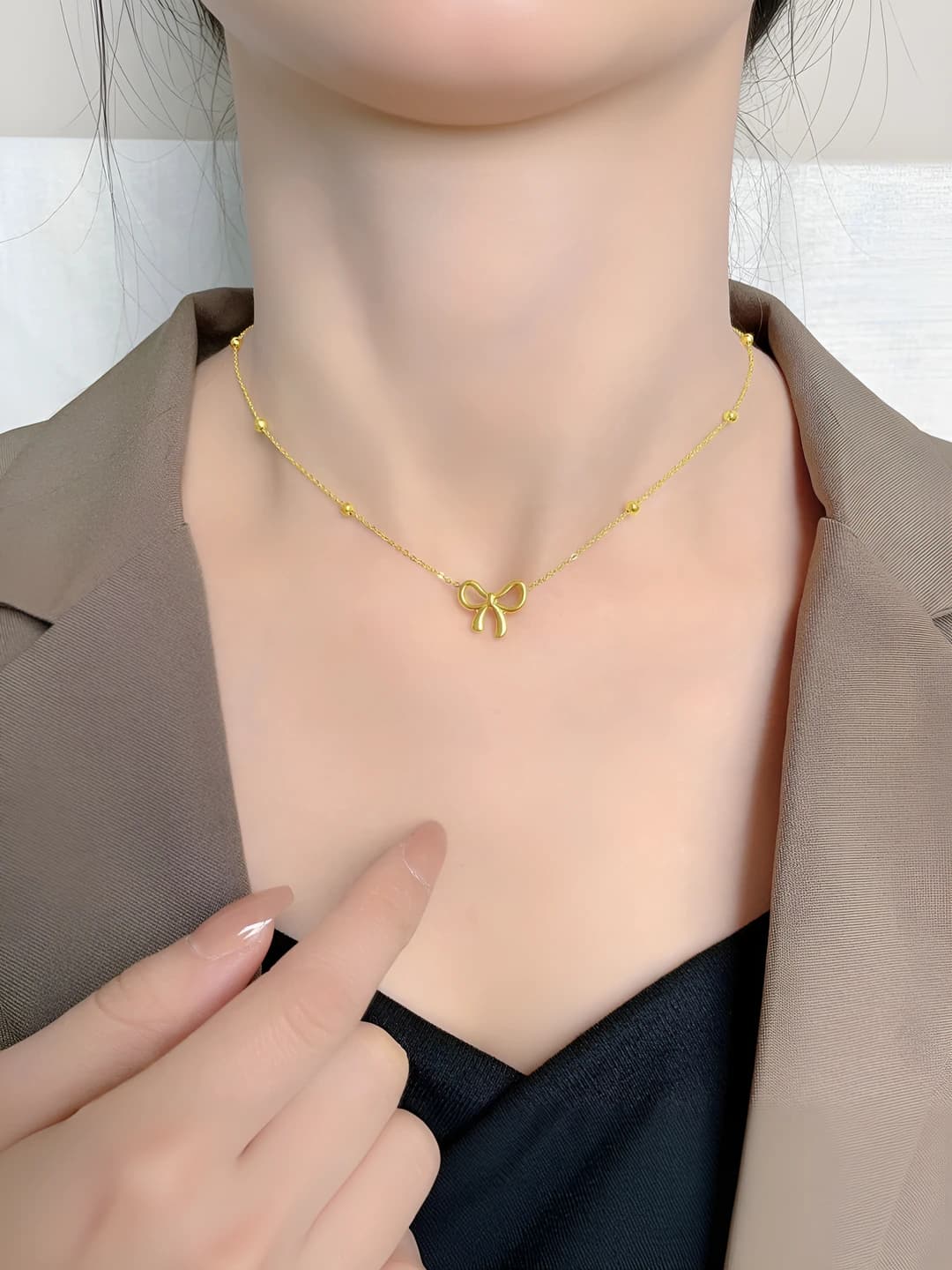 Women's lightweight luxury style necklace with bow, rhinestones and pearls
