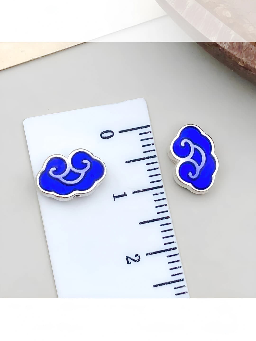 Katta, to'q ko'k, yaltiroq kumush, 11x8mm, 1.1g, 2 teshik