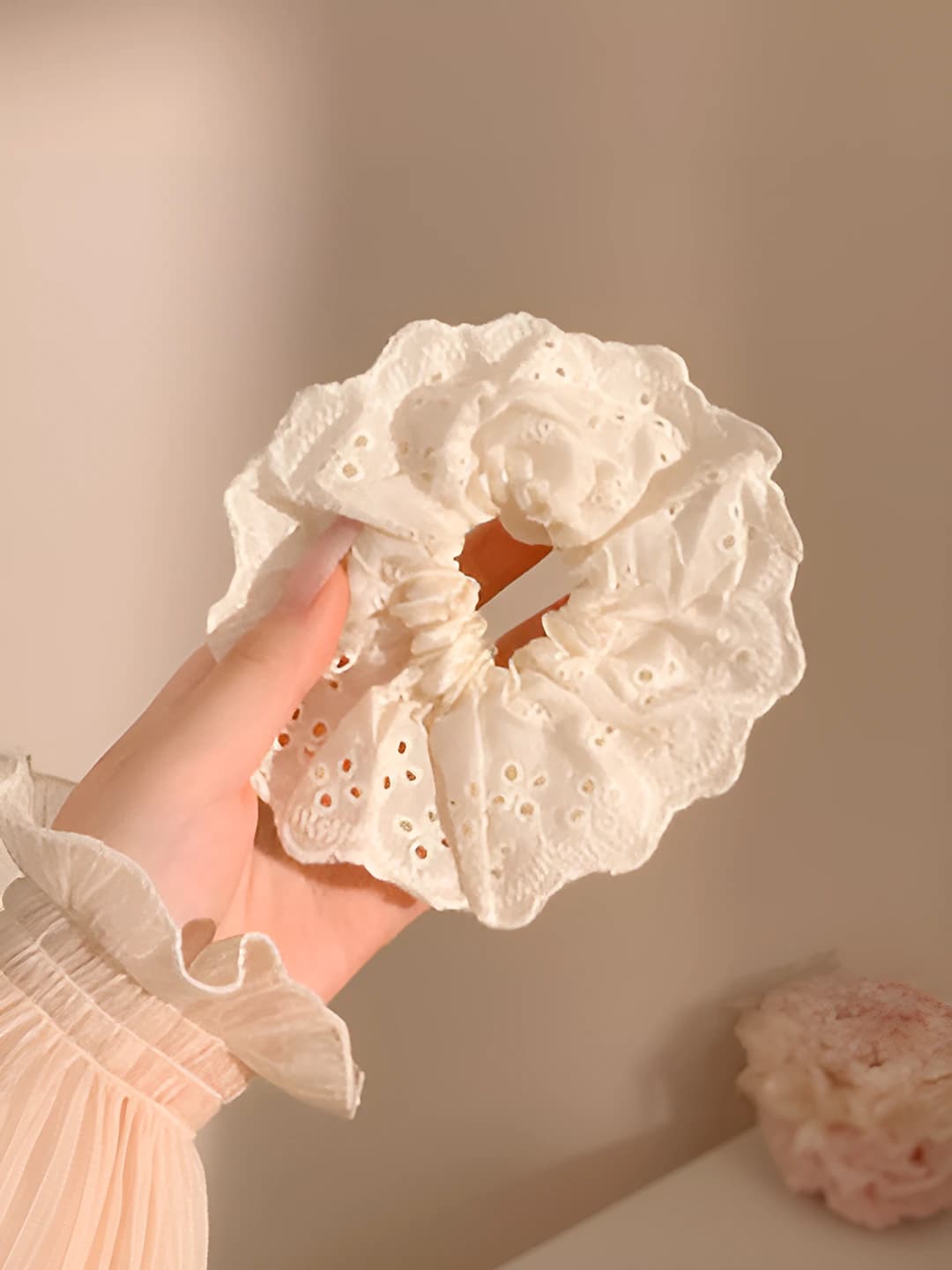 White embroidered lace, 10.5 cm